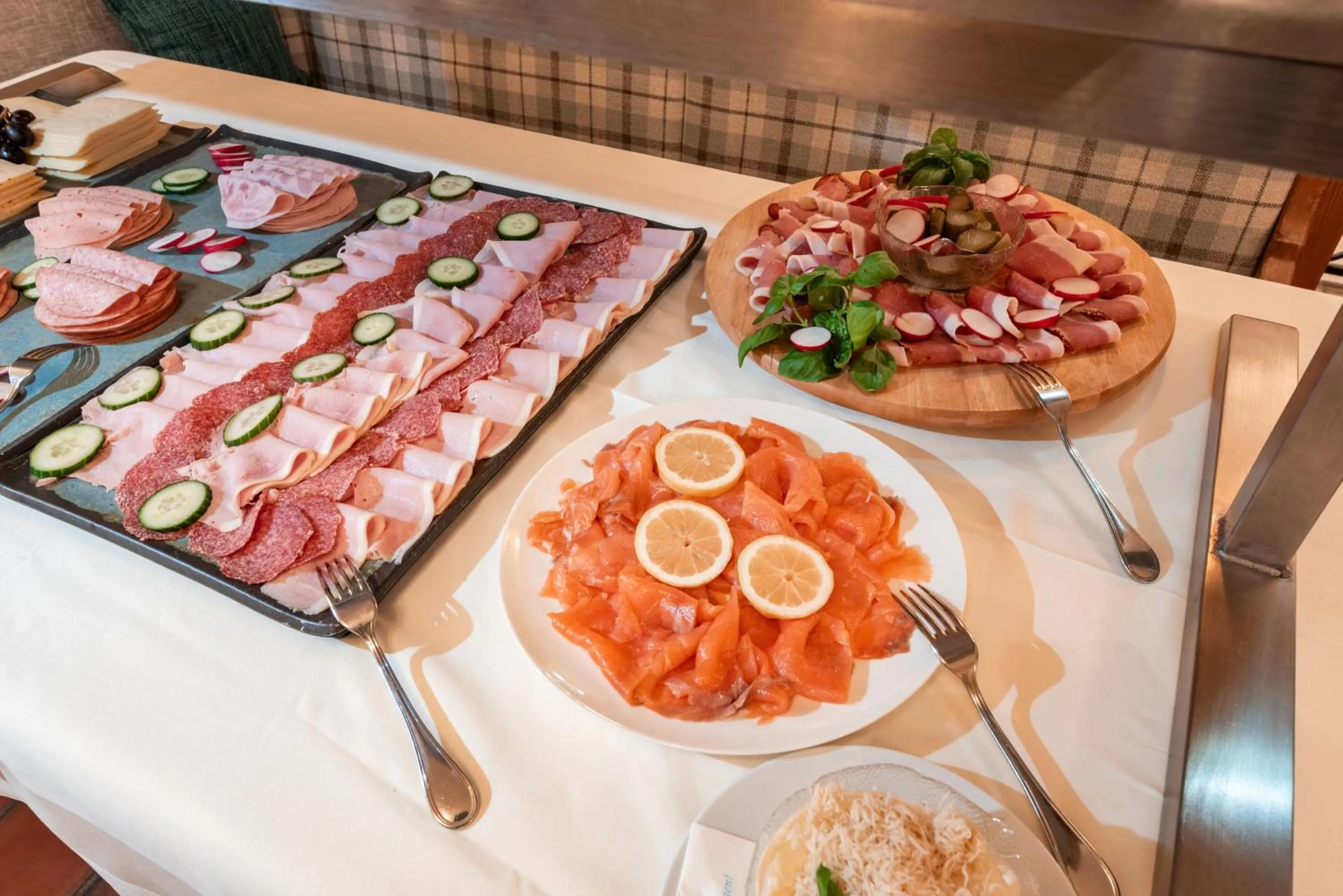 Buffet breakfast in Alpen Glück Hotel Unterm Rain garni