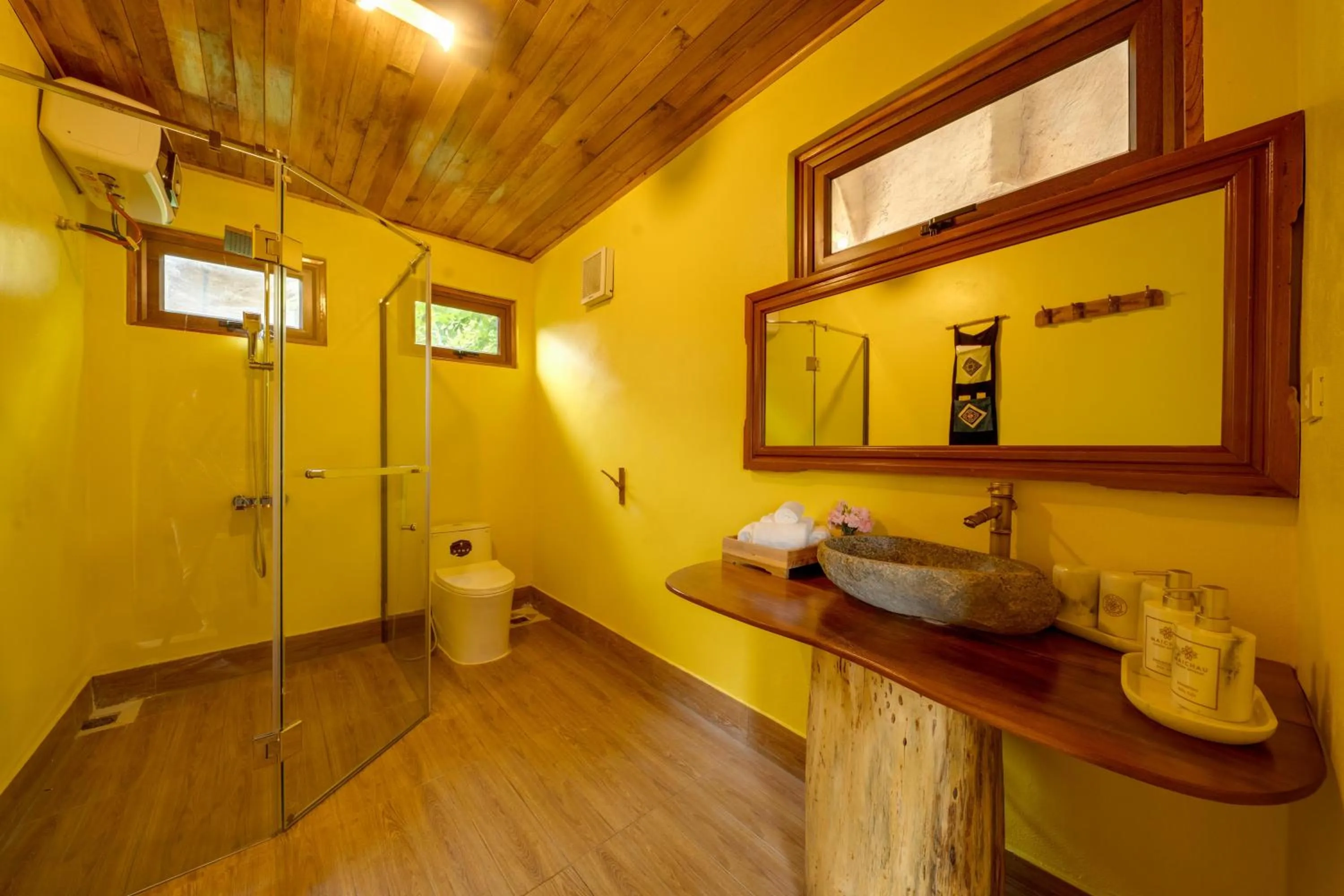 Shower in Mai Chau Onsen Retreat