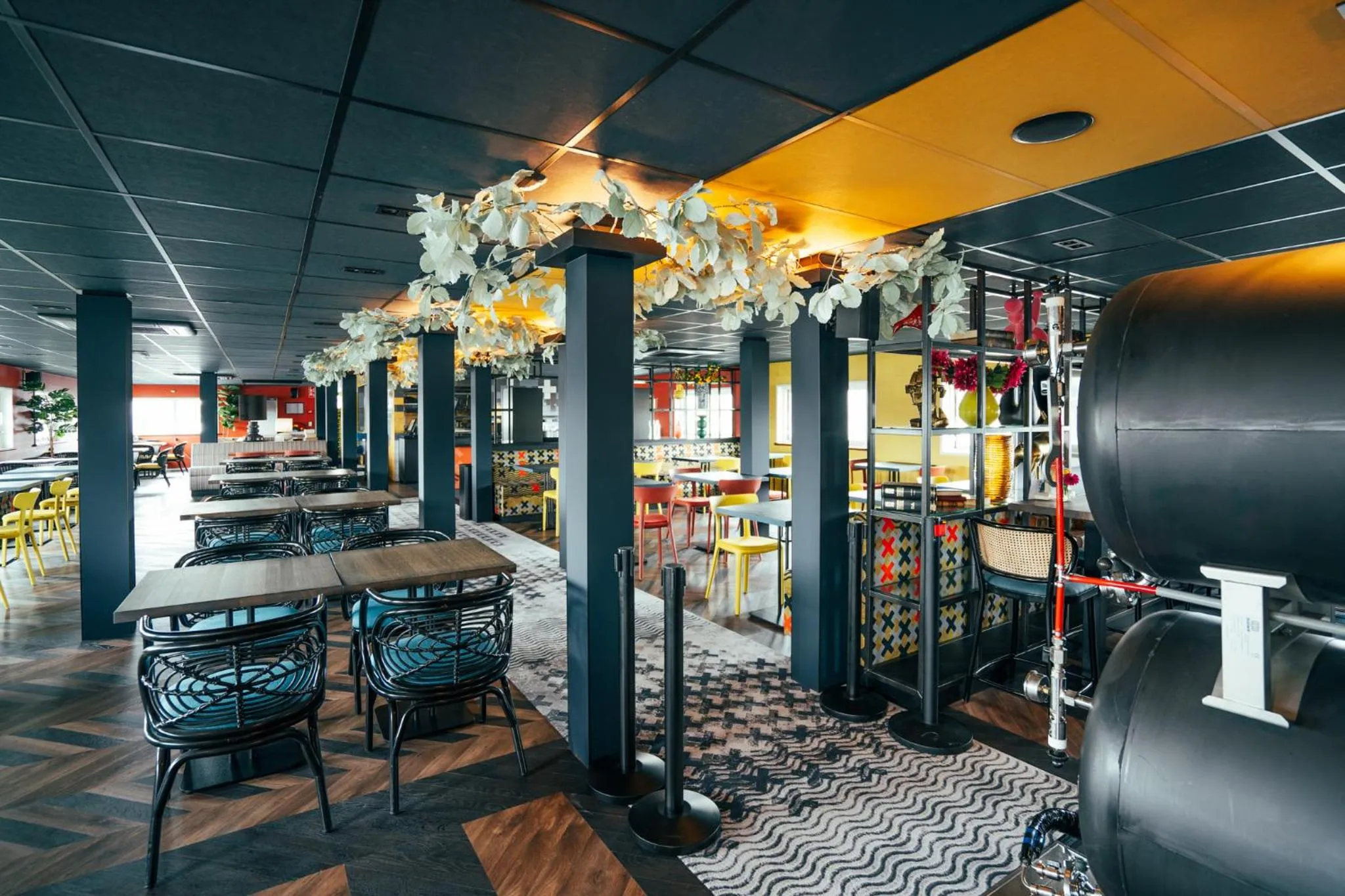 Restaurant/places to eat in Botel