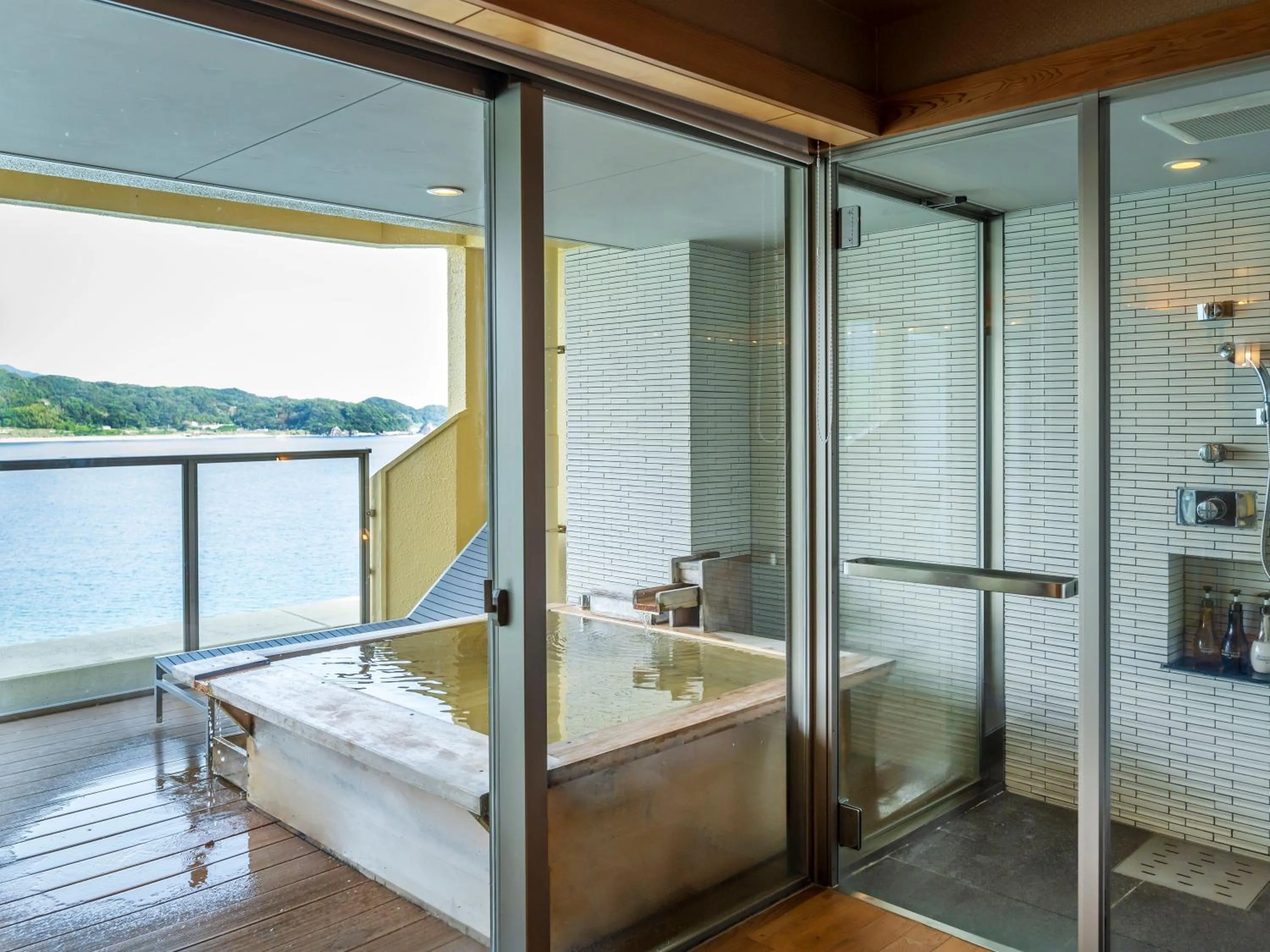 Open Air Bath, Bed in KAMENOI HOTEL Nachi Katsuura