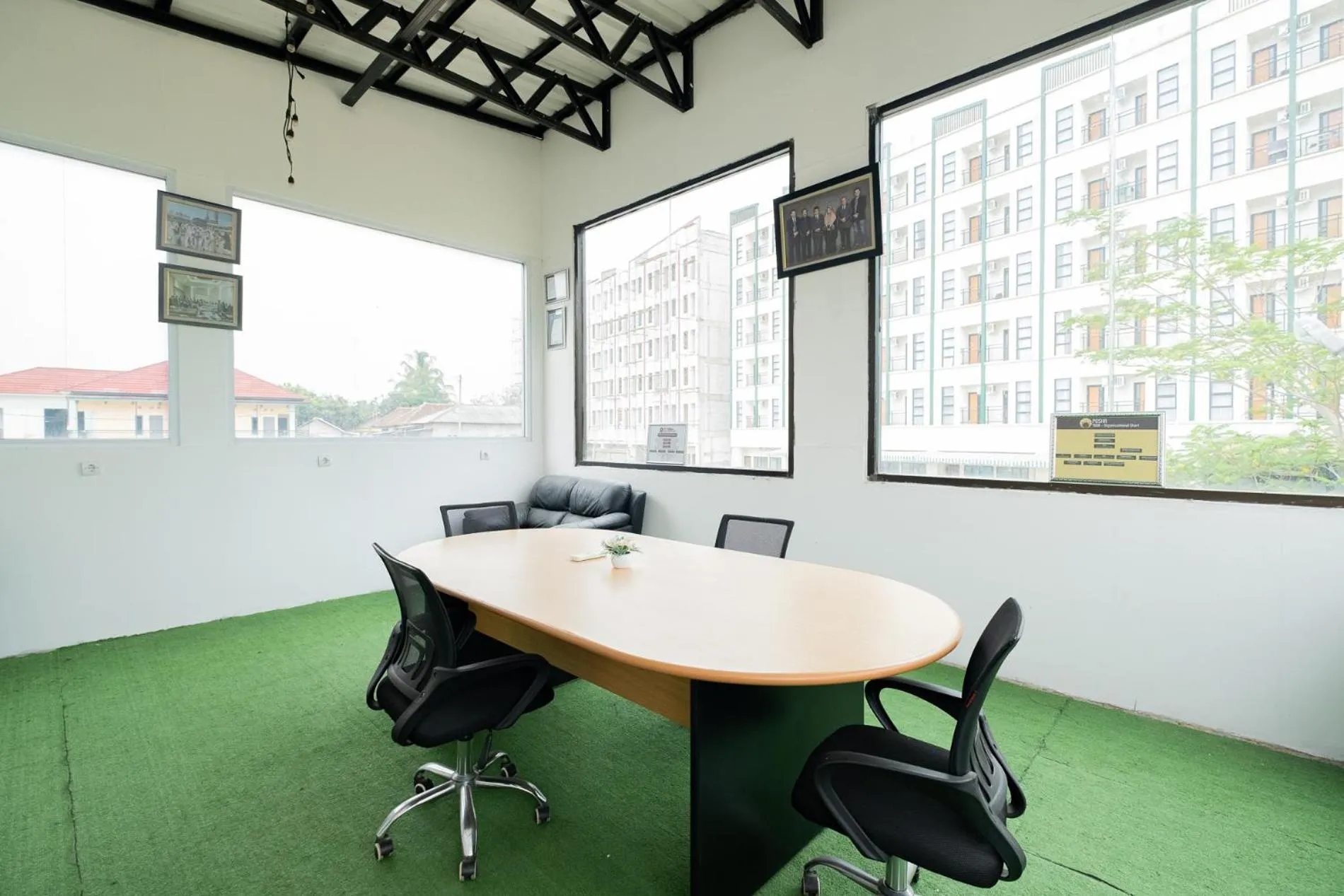 Meeting/conference room in RedLiving Syariah Apartemen MKostel - Tower A1 Kencana Loka