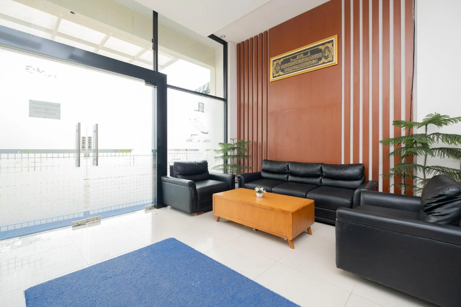 Lobby or reception in RedLiving Syariah Apartemen MKostel - Tower A1 Kencana Loka