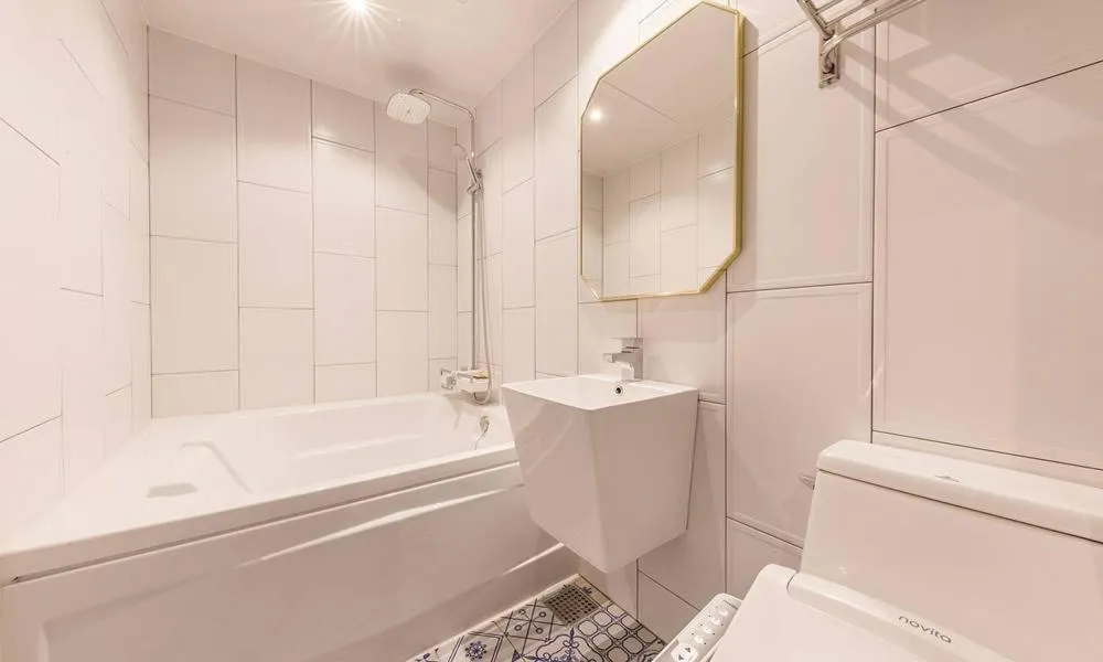 Shower in Guri Hotel In cafe