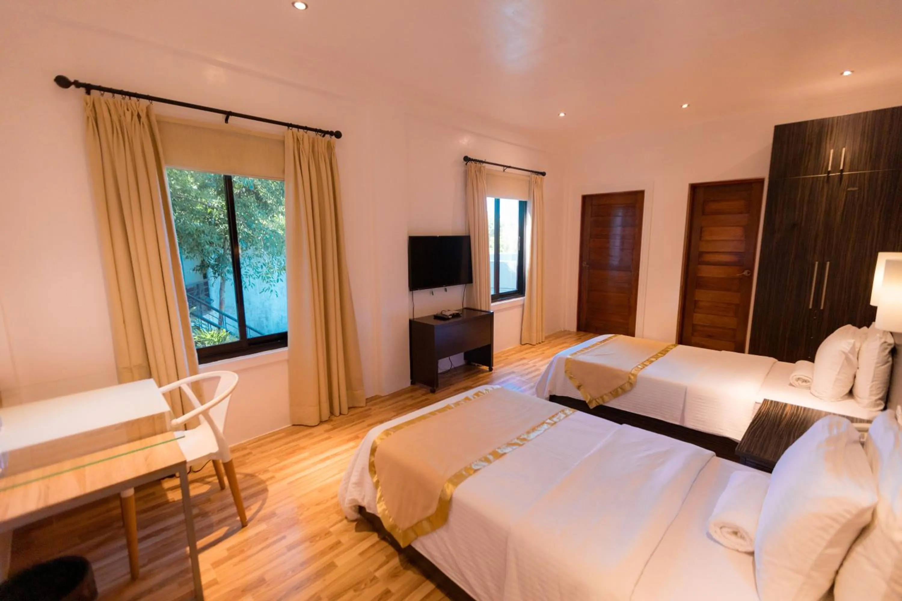 Photo of the whole room, Bed in Bellagio Hills Hotel and Restaurant