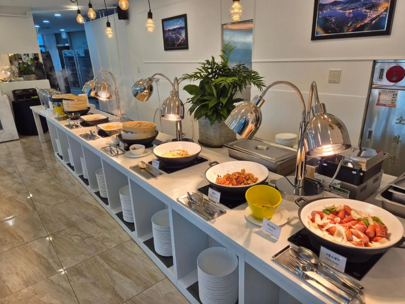 Restaurant/places to eat in The Hotel Soo