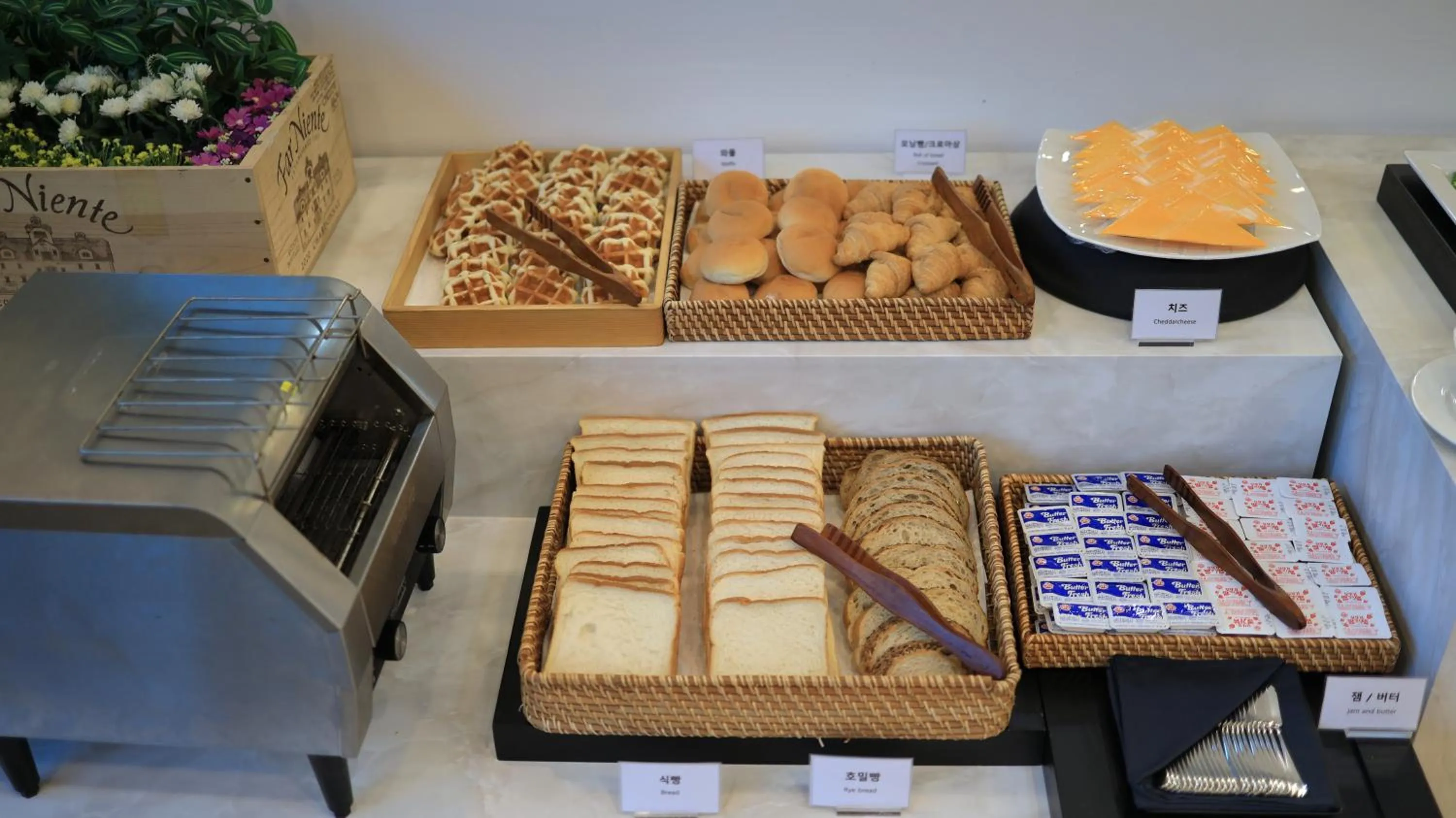 Restaurant/places to eat in The Hotel Soo