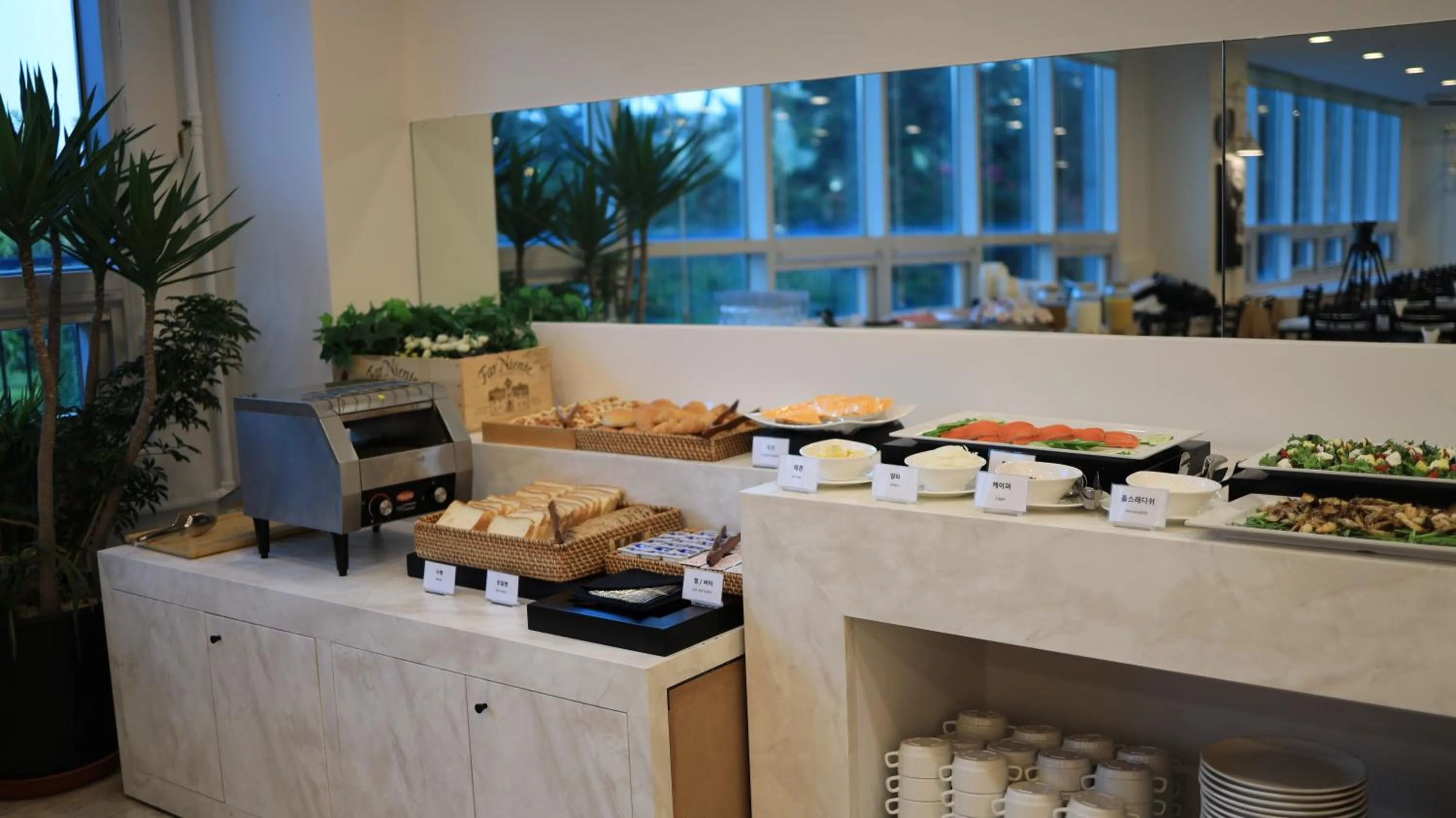 Restaurant/places to eat in The Hotel Soo