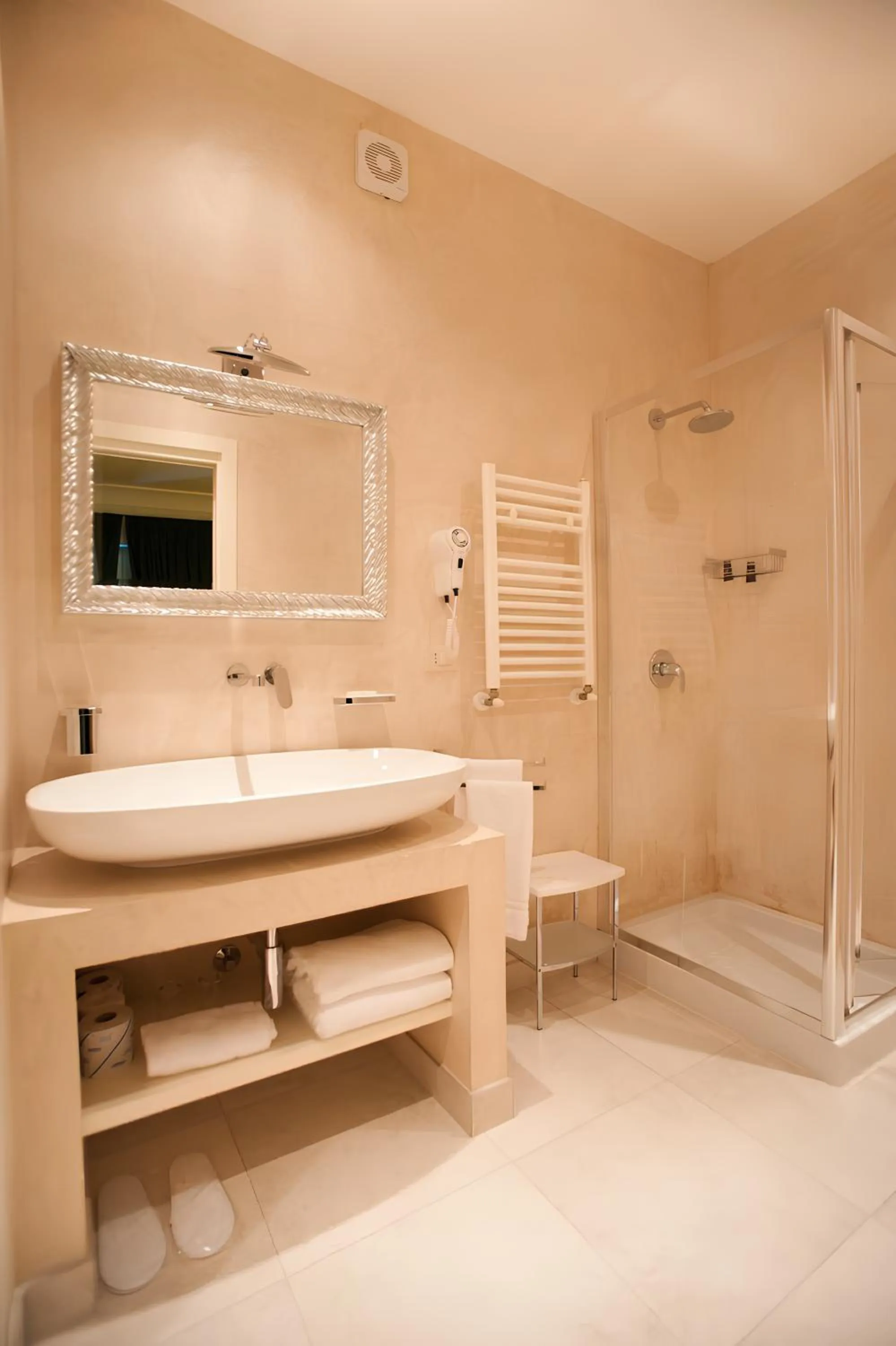 Shower in Al Mirador Resort