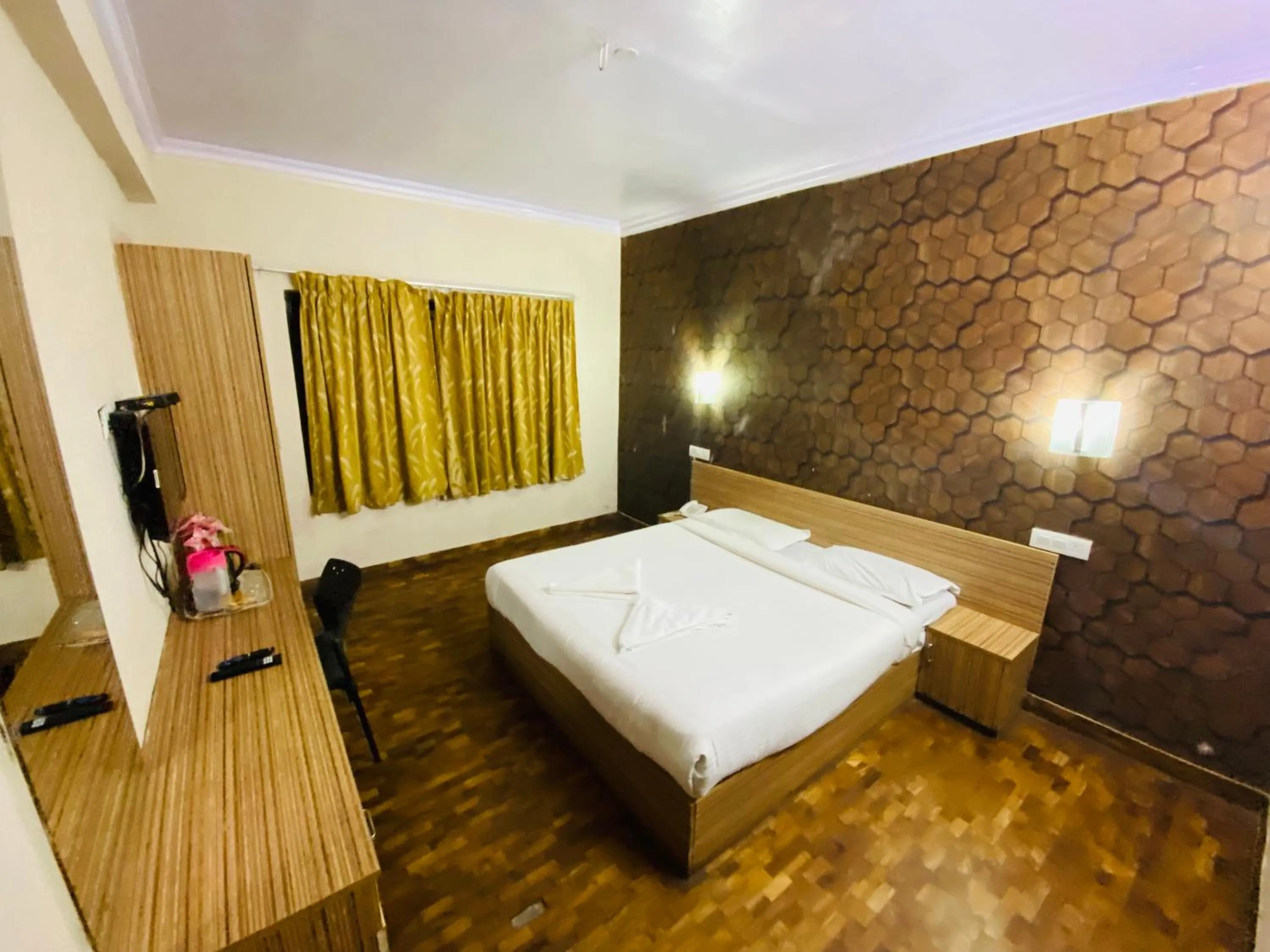 Bedroom, Bed in Tulips Resorts - Elkhill