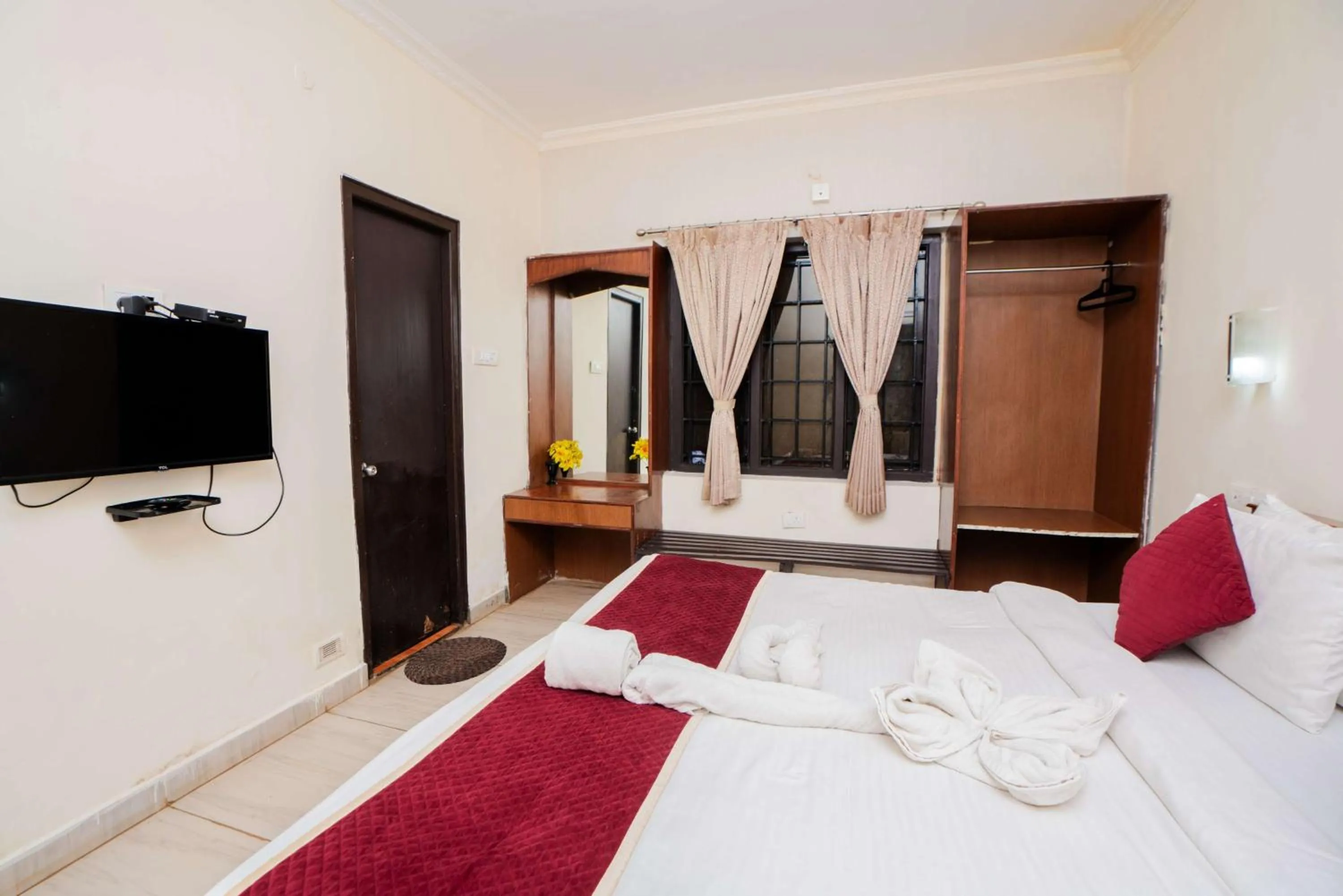 Bedroom, Bed in Tulips Resorts - Elkhill