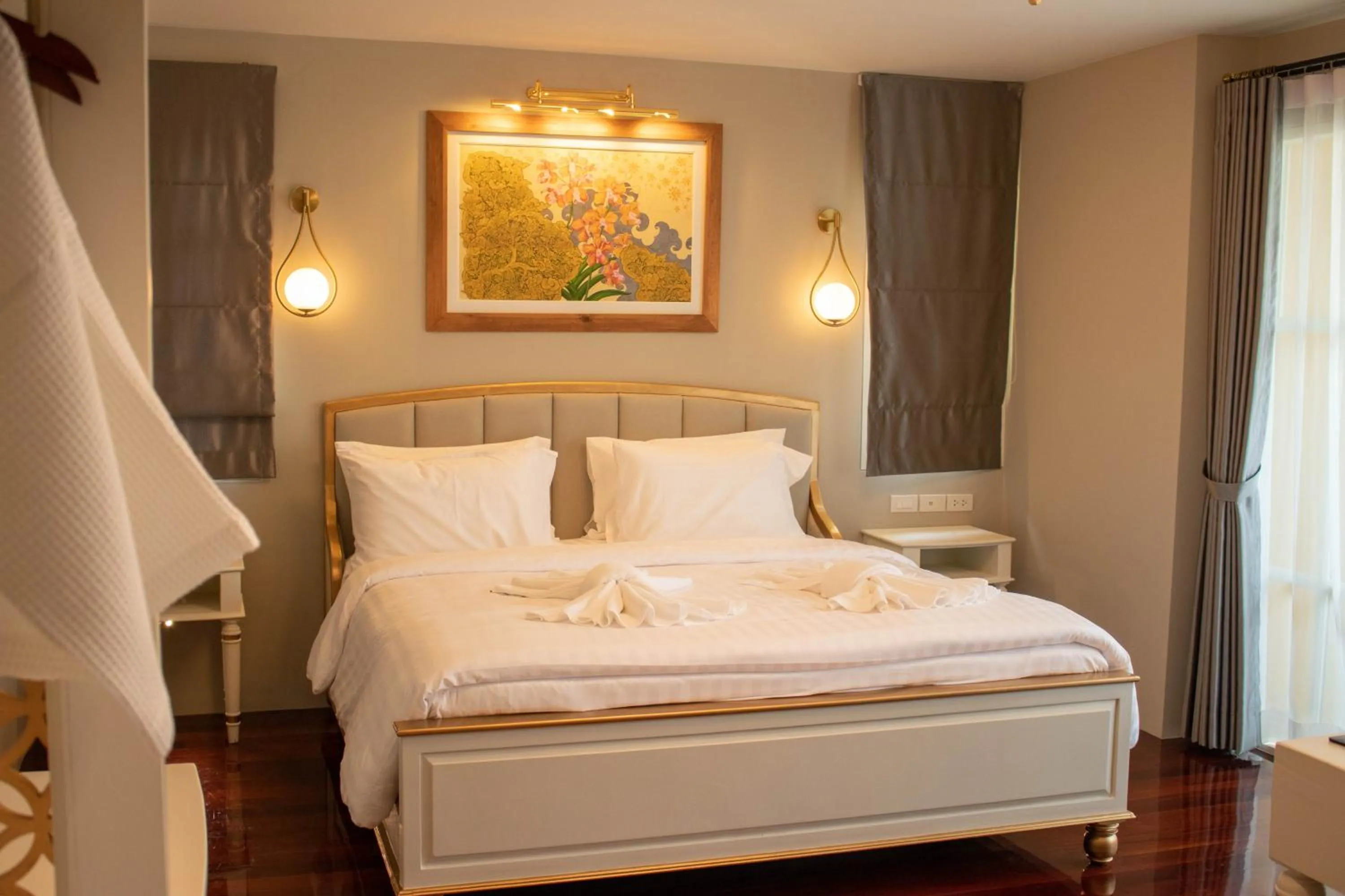 Bed in Siri Grand Bangkok Hotel