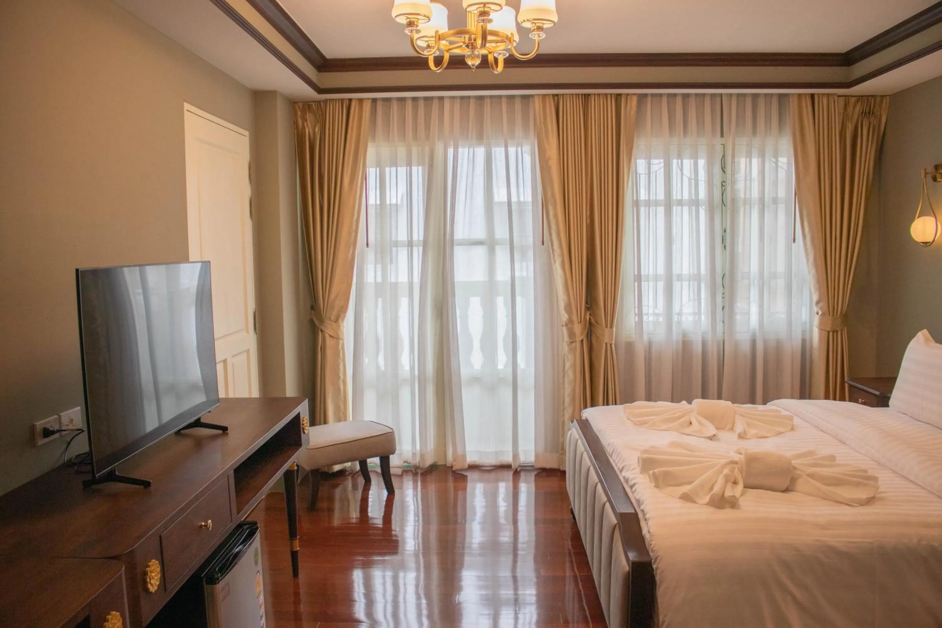 Bedroom, Bed in Siri Grand Bangkok Hotel