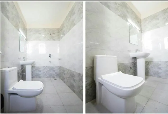 Shower in Hotel Midtown