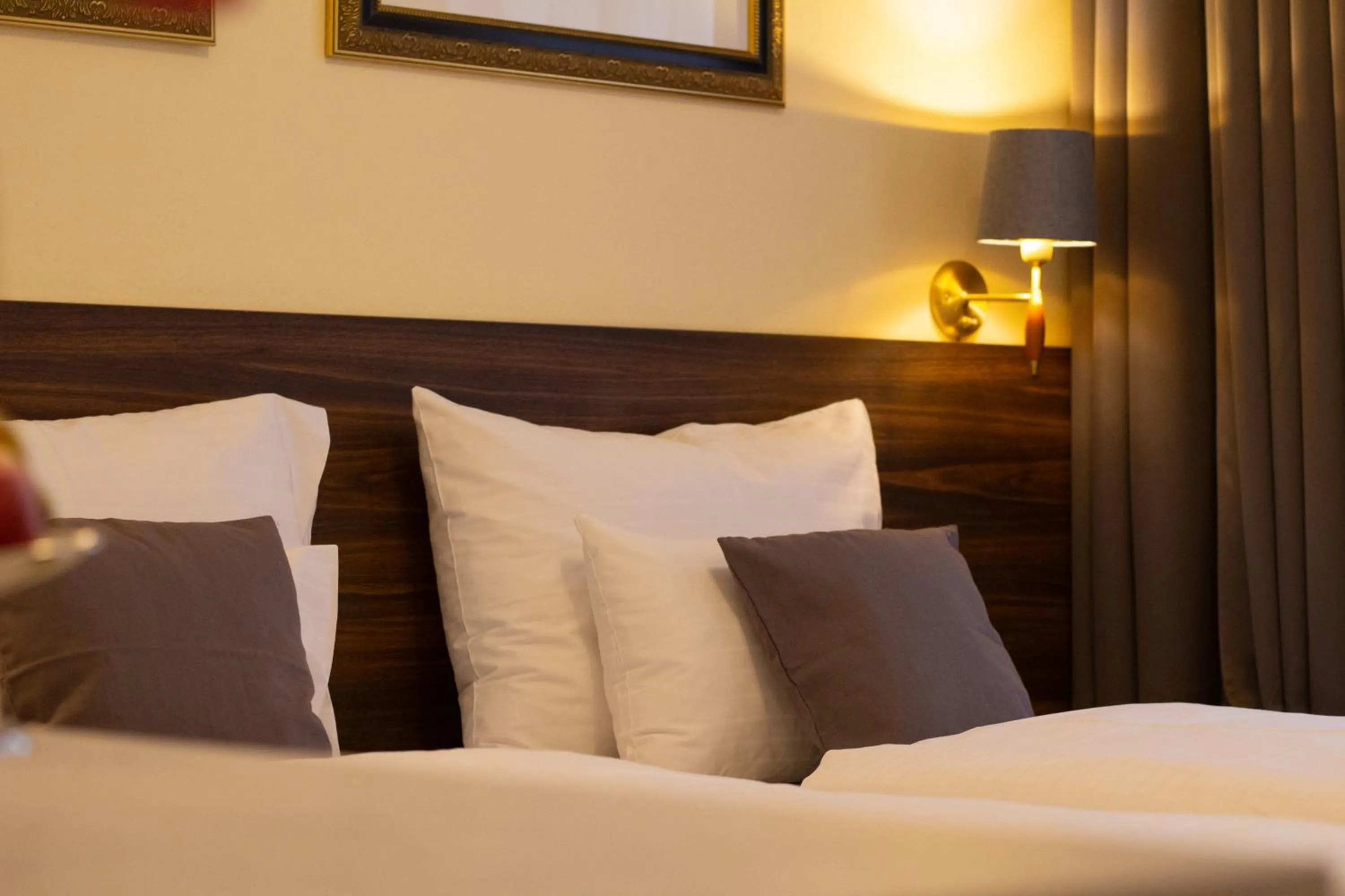 Photo of the whole room, Bed in City Pension Stephansplatz I Self Check In