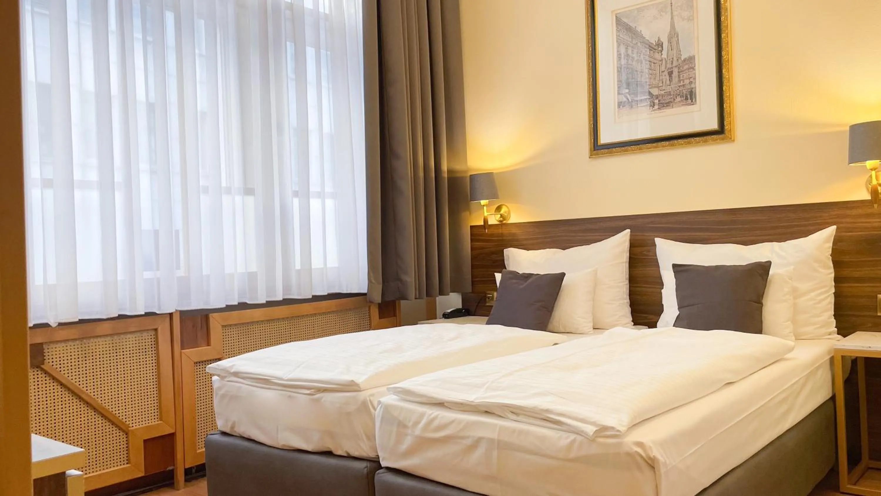 Photo of the whole room, Bed in City Pension Stephansplatz I Self Check In