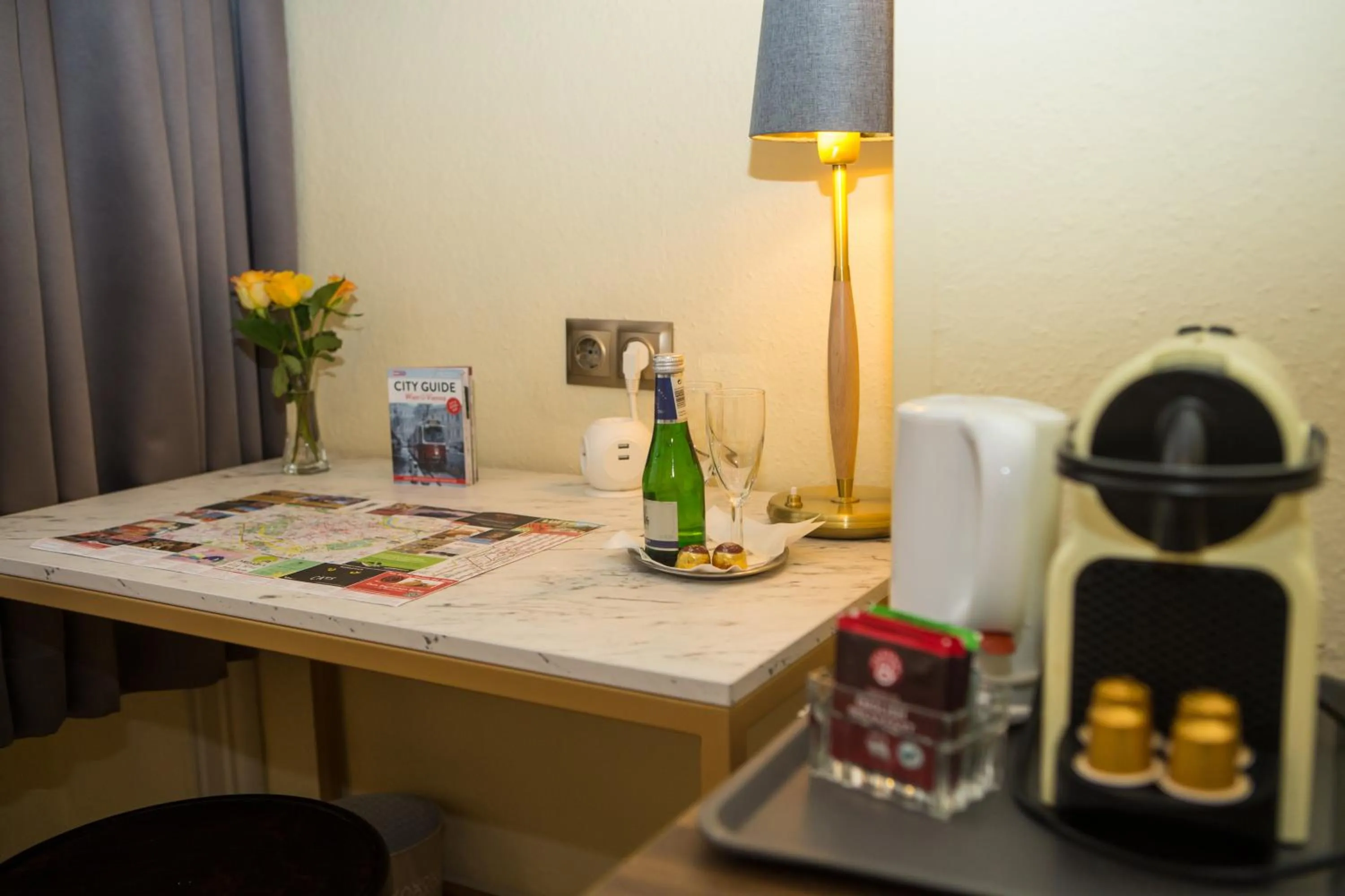 Photo of the whole room in City Pension Stephansplatz I Self Check In