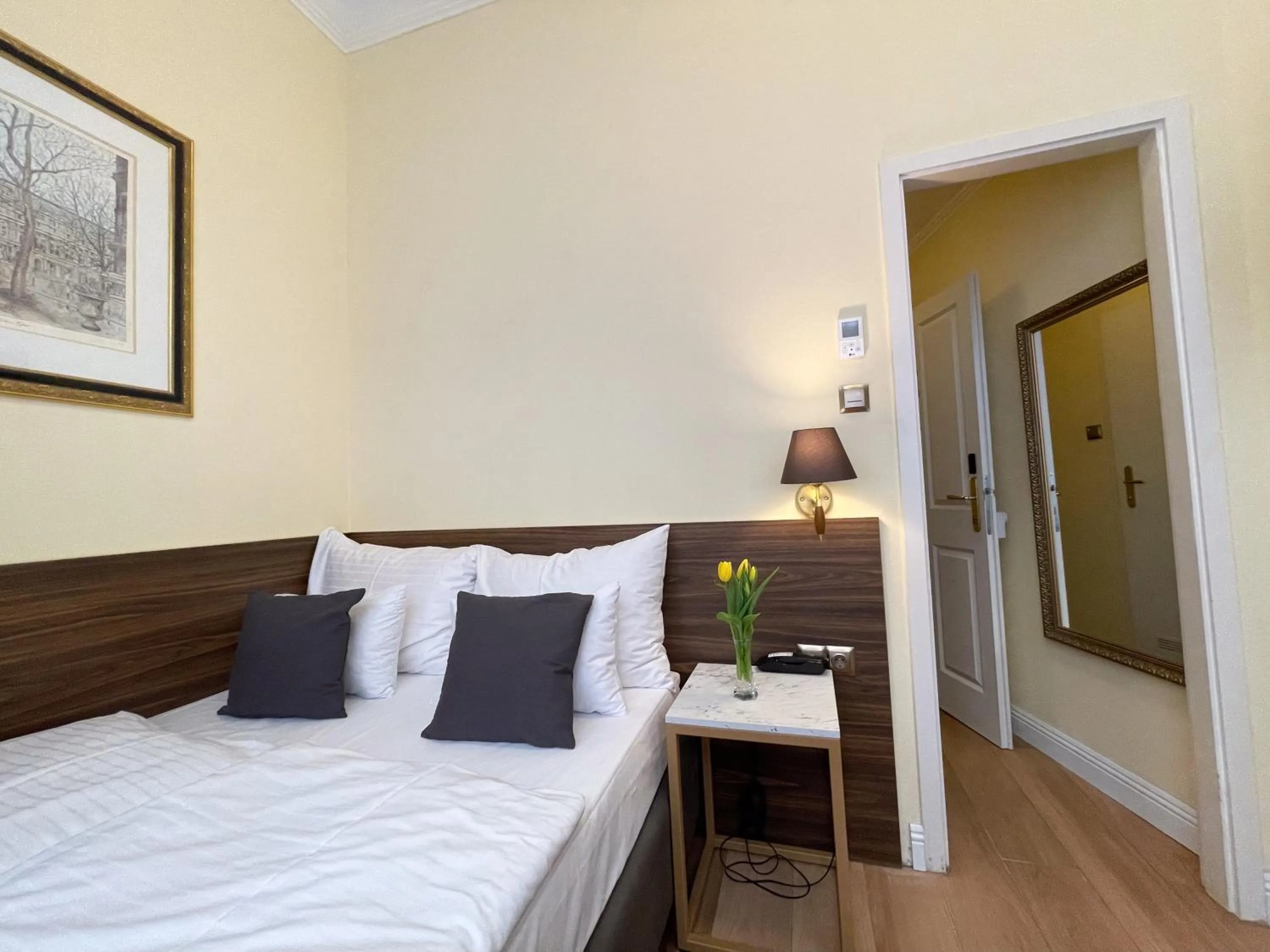 Photo of the whole room, Bed in City Pension Stephansplatz I Self Check In