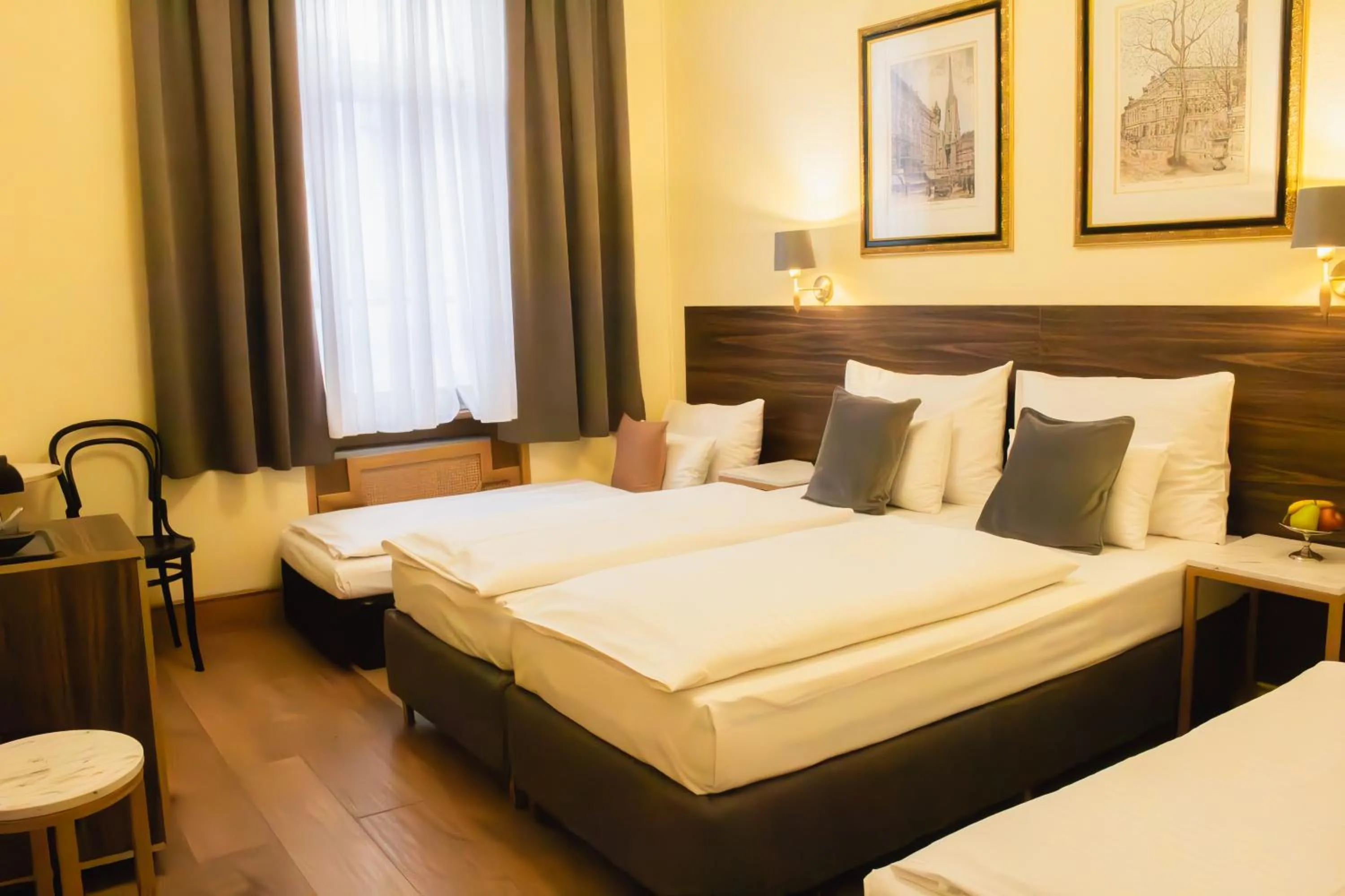 Photo of the whole room, Bed in City Pension Stephansplatz I Self Check In