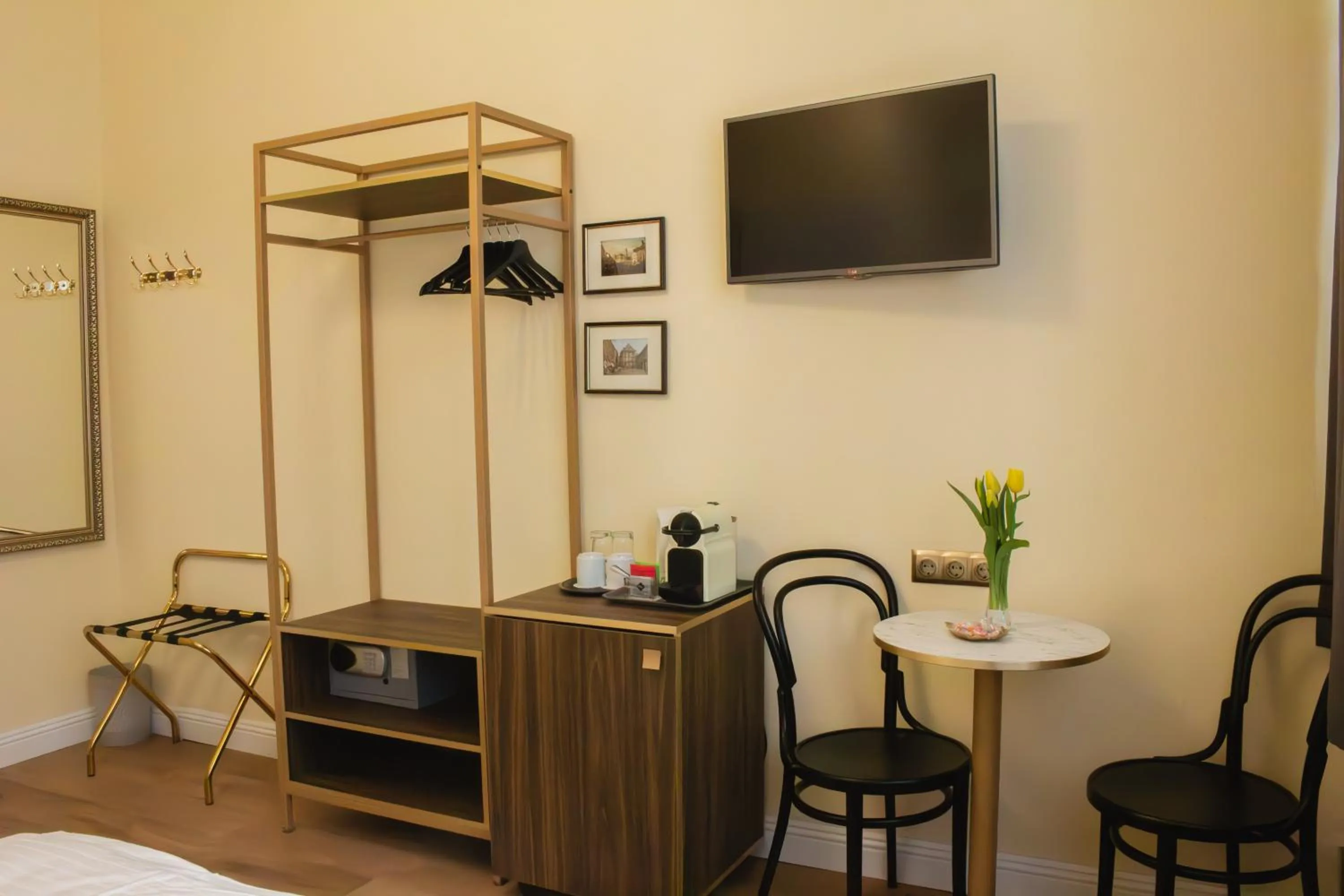 Photo of the whole room in City Pension Stephansplatz I Self Check In