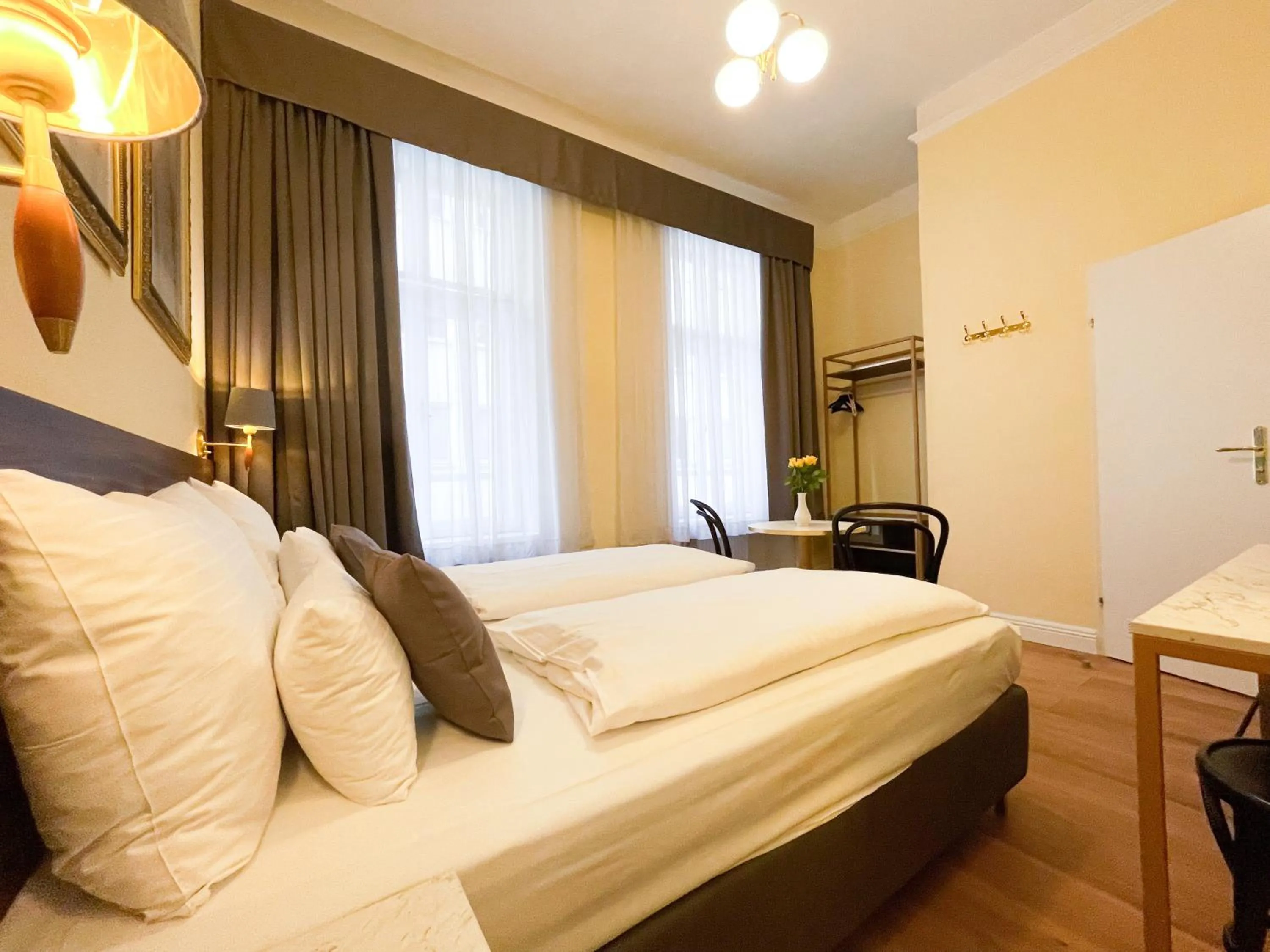 Photo of the whole room, Bed in City Pension Stephansplatz I Self Check In