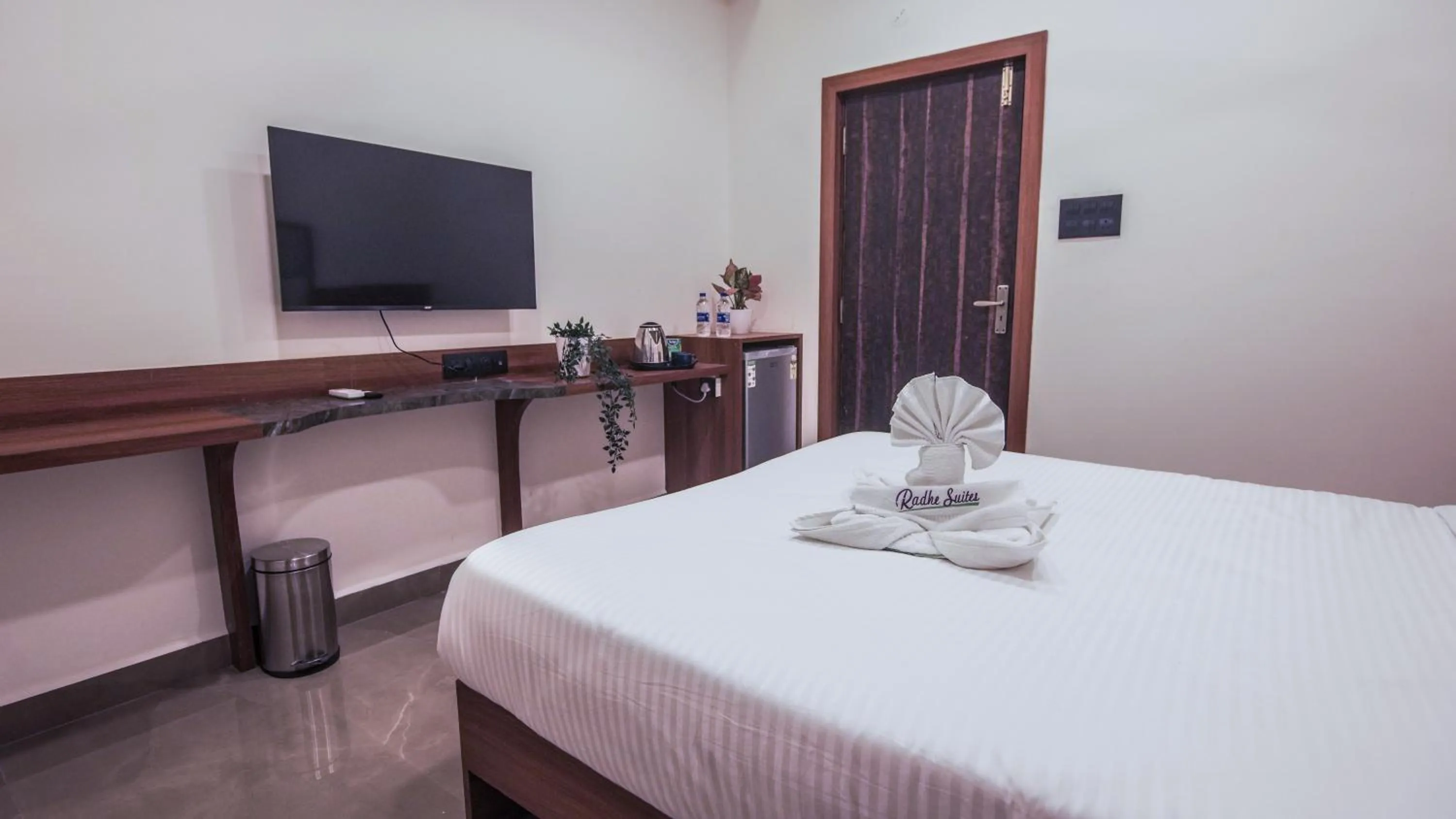 TV and multimedia, Bed in Radhe Suites