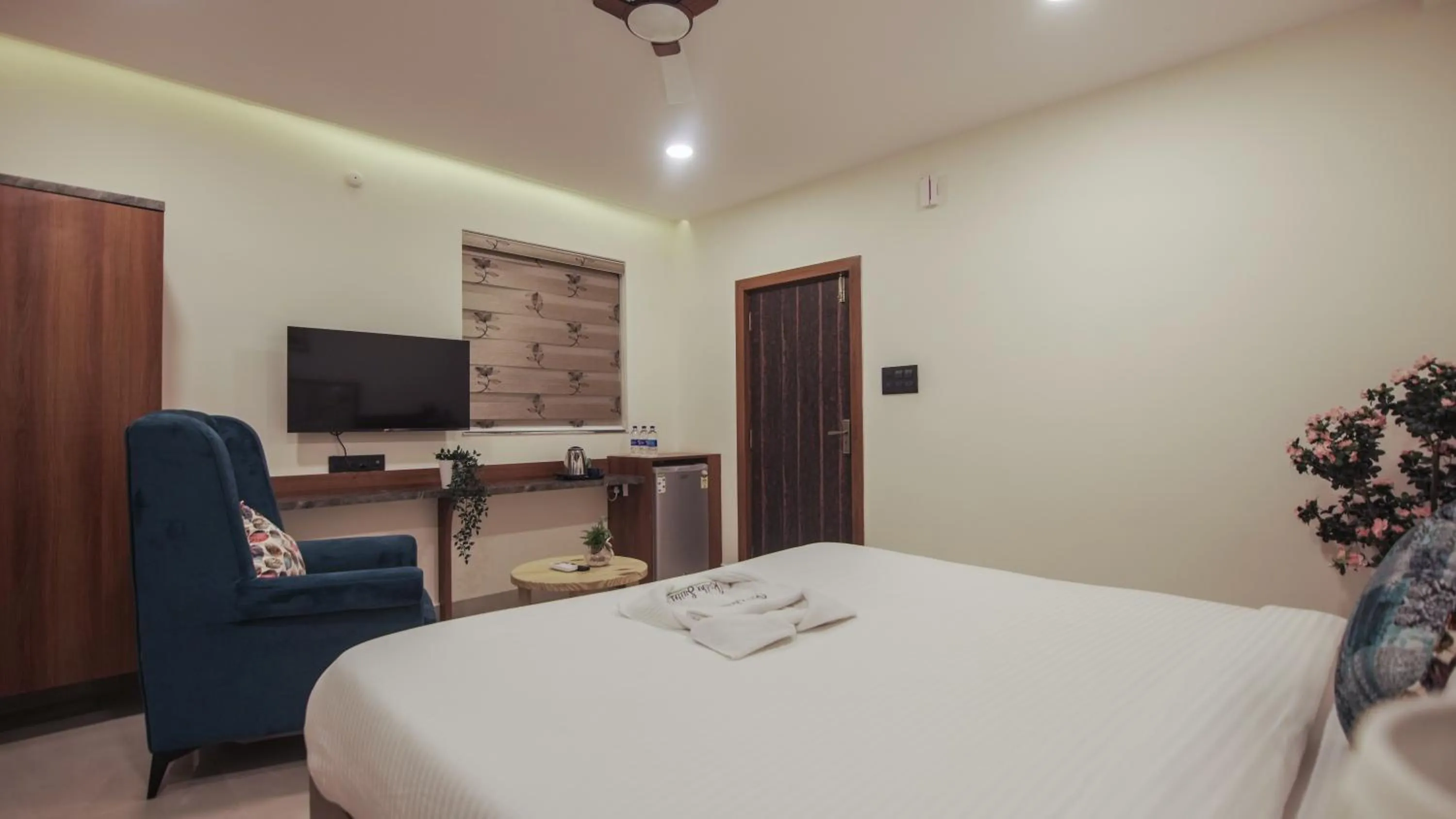 TV and multimedia, Bed in Radhe Suites