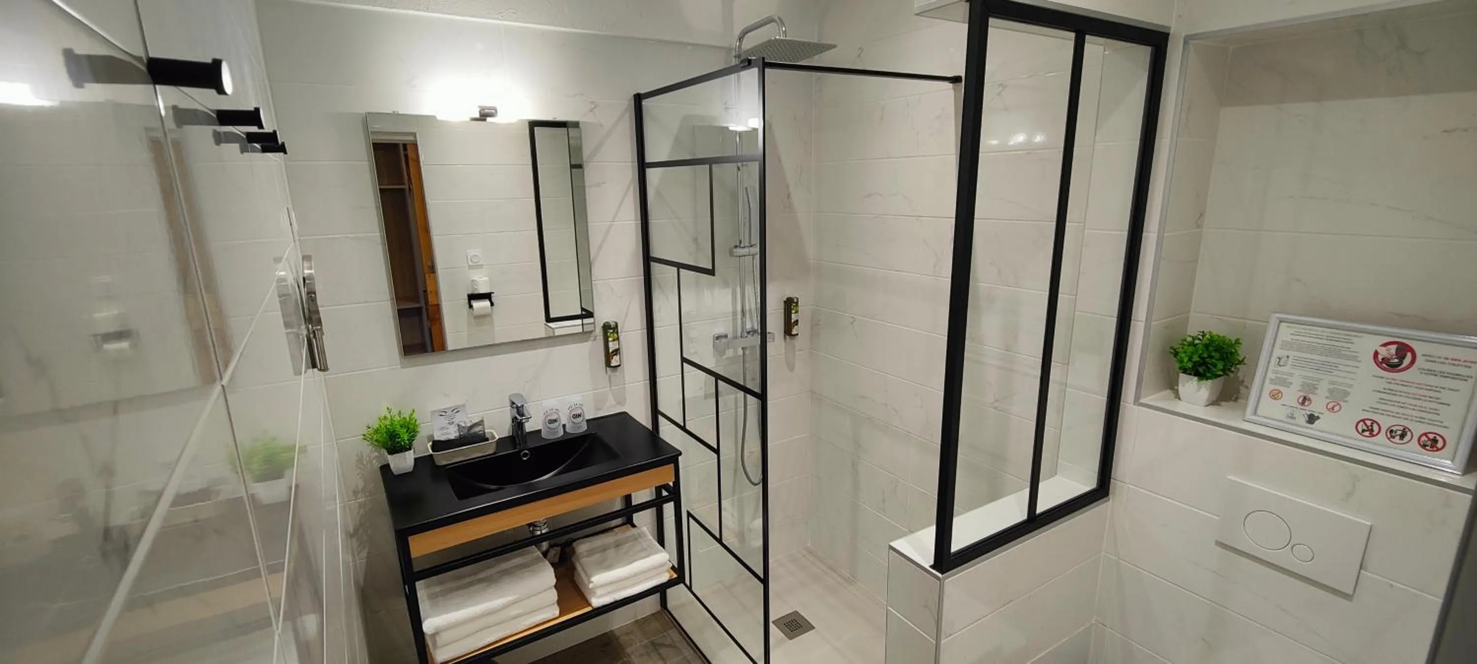 Shower in Logis Le Nid du Pont de Gau