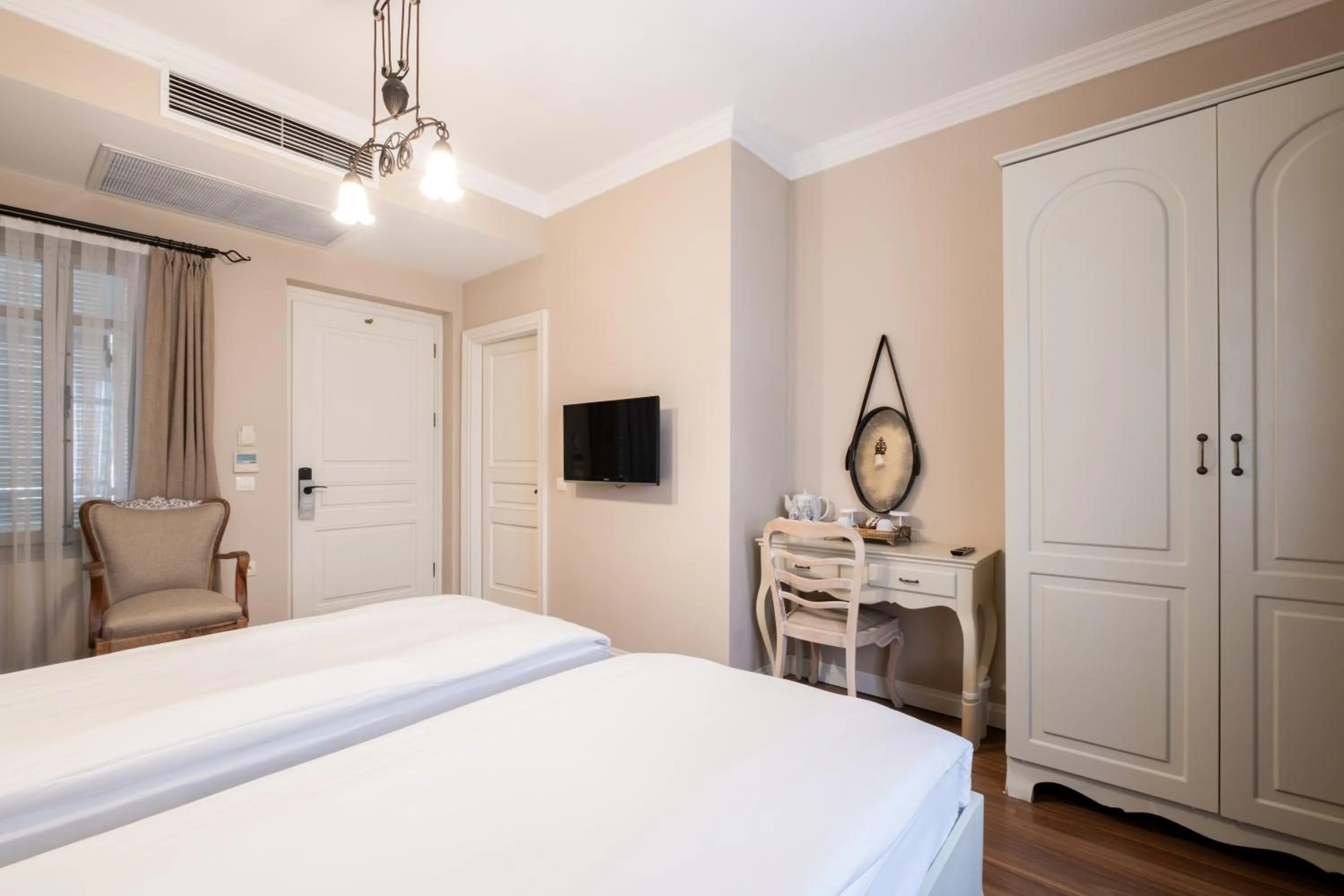 Photo of the whole room, Bed in Viento Alacati Hotel