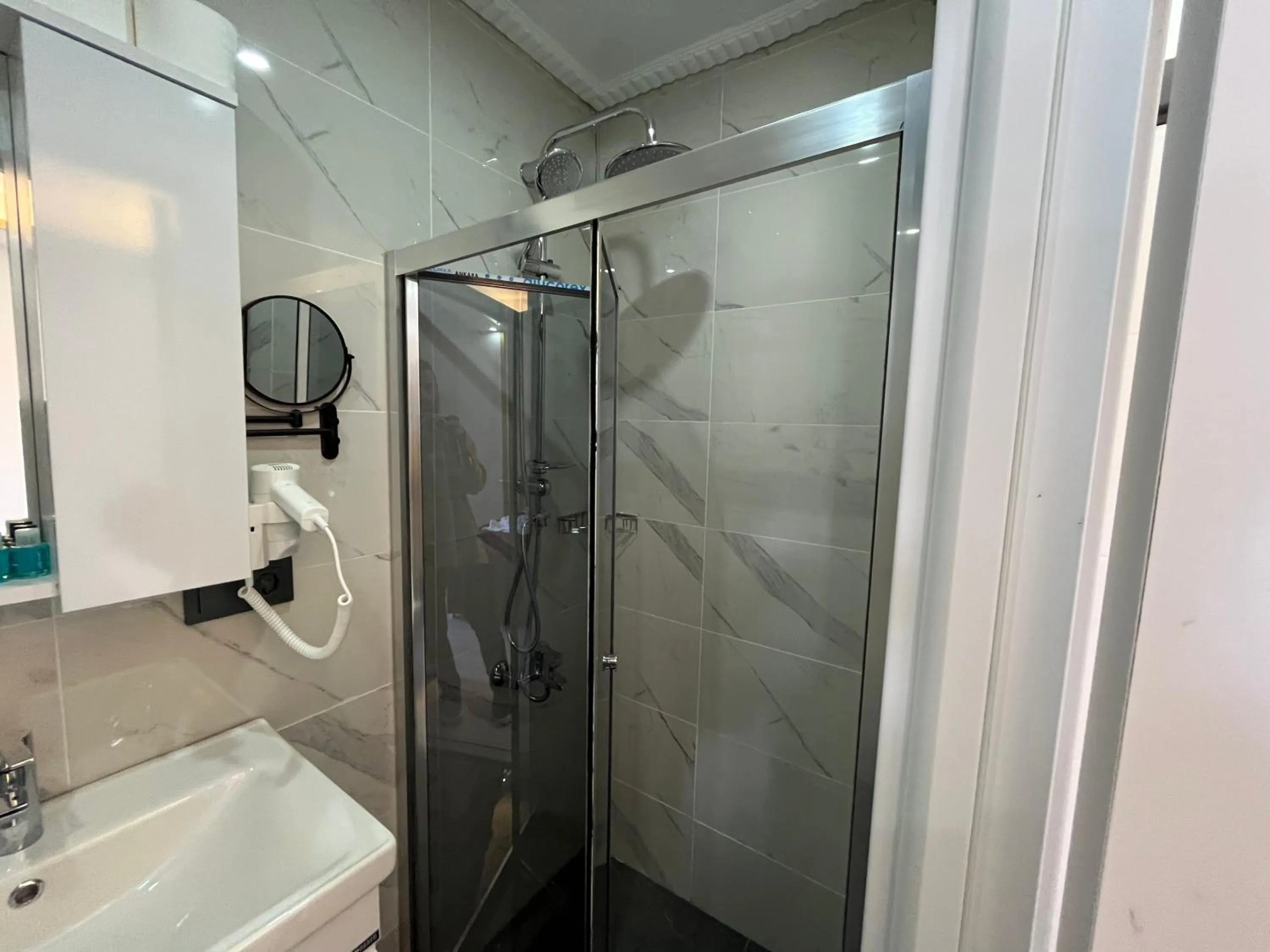 Shower in Lale Sultan Hotel