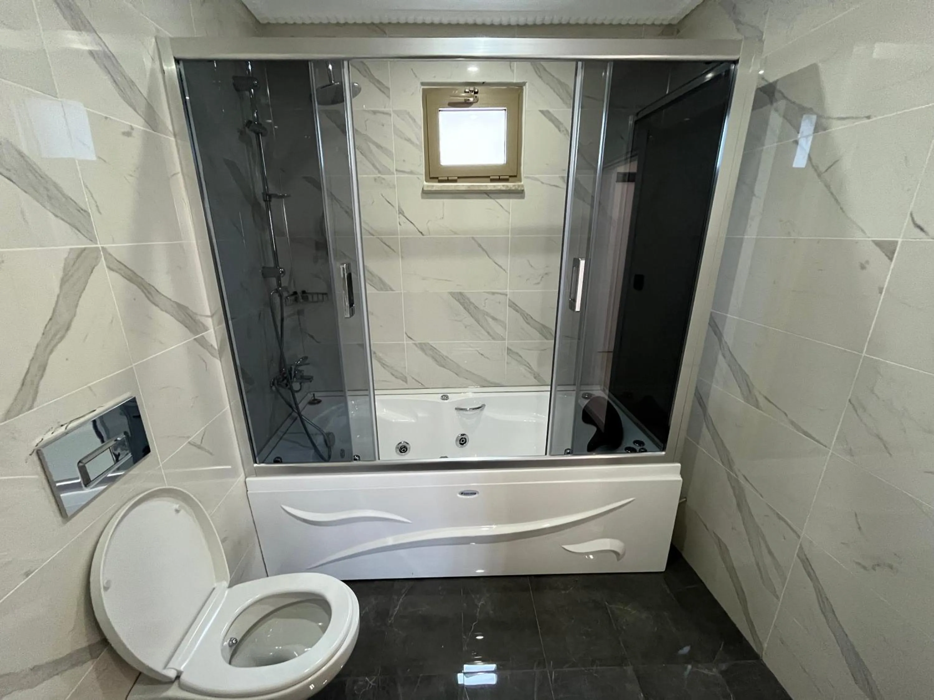 Shower in Lale Sultan Hotel