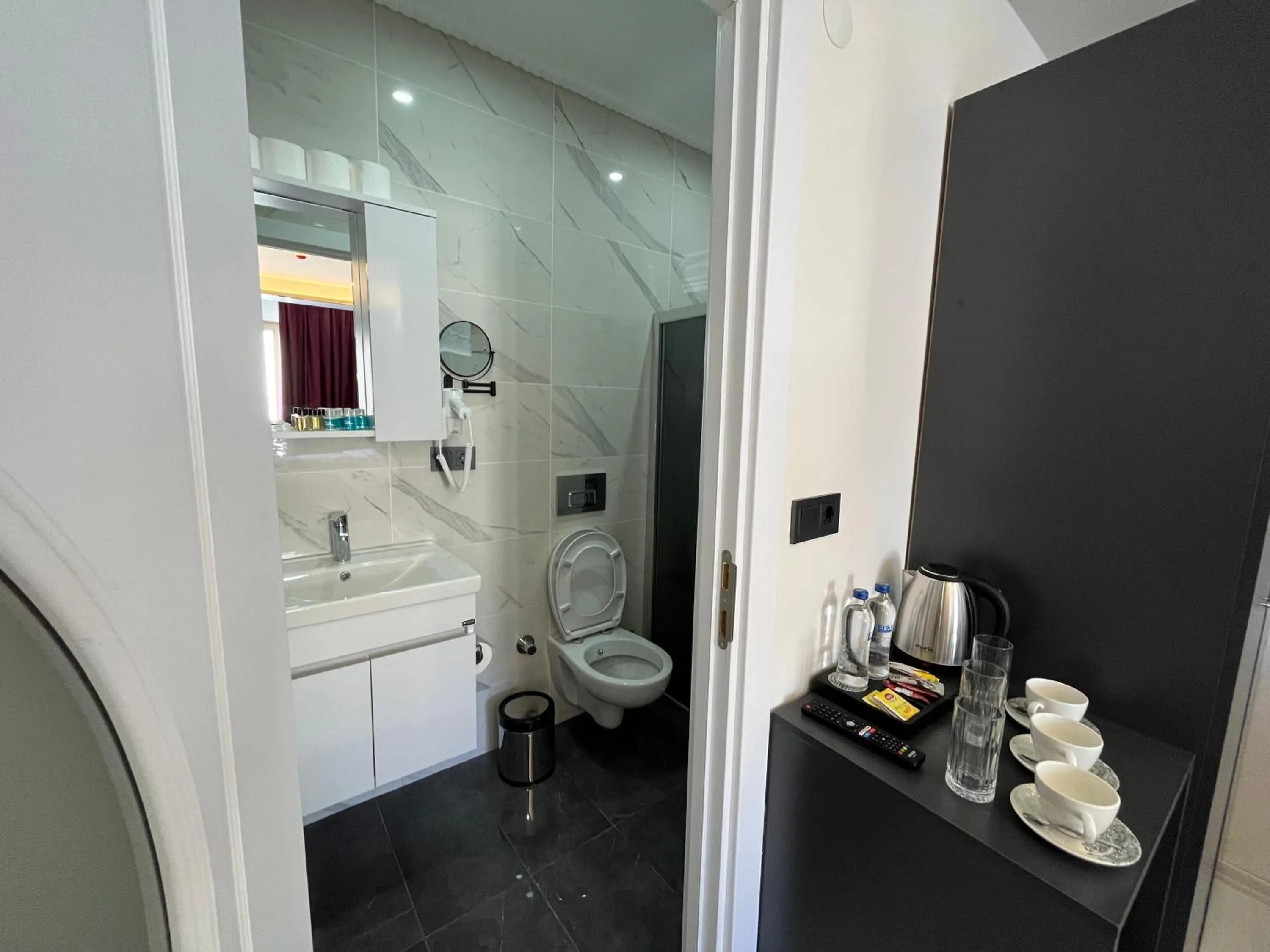 Shower in Lale Sultan Hotel