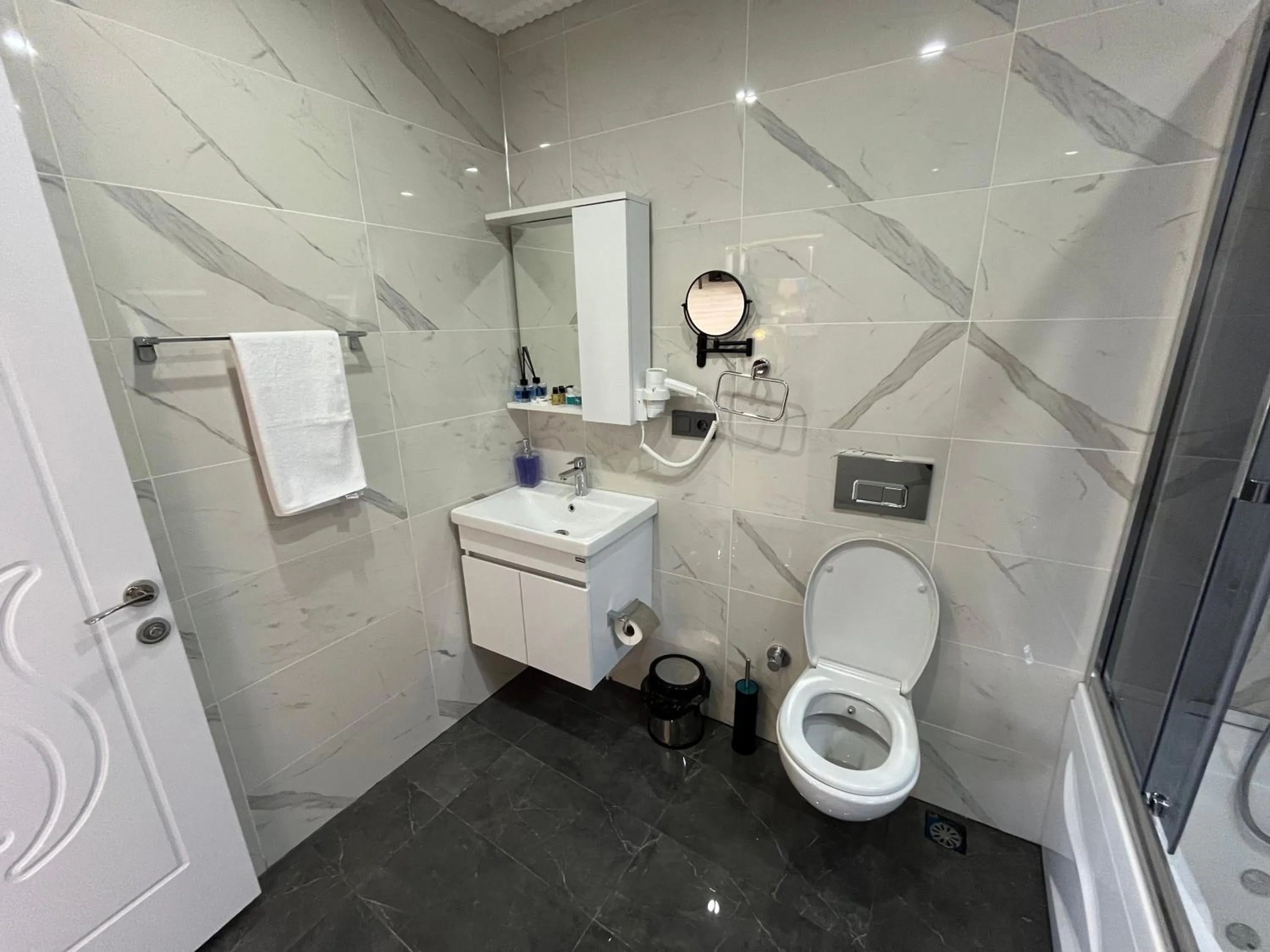 Shower in Lale Sultan Hotel