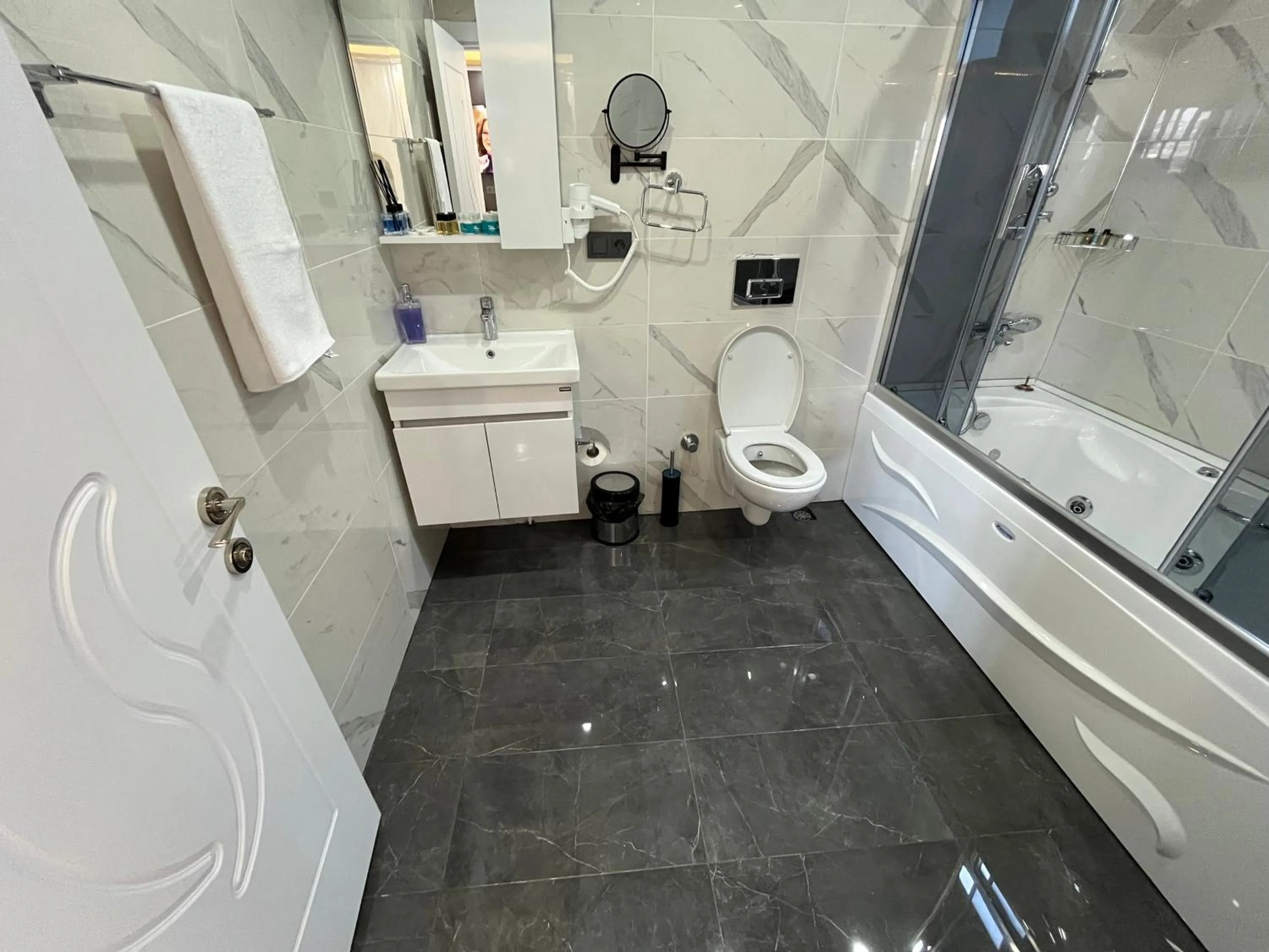 Shower in Lale Sultan Hotel