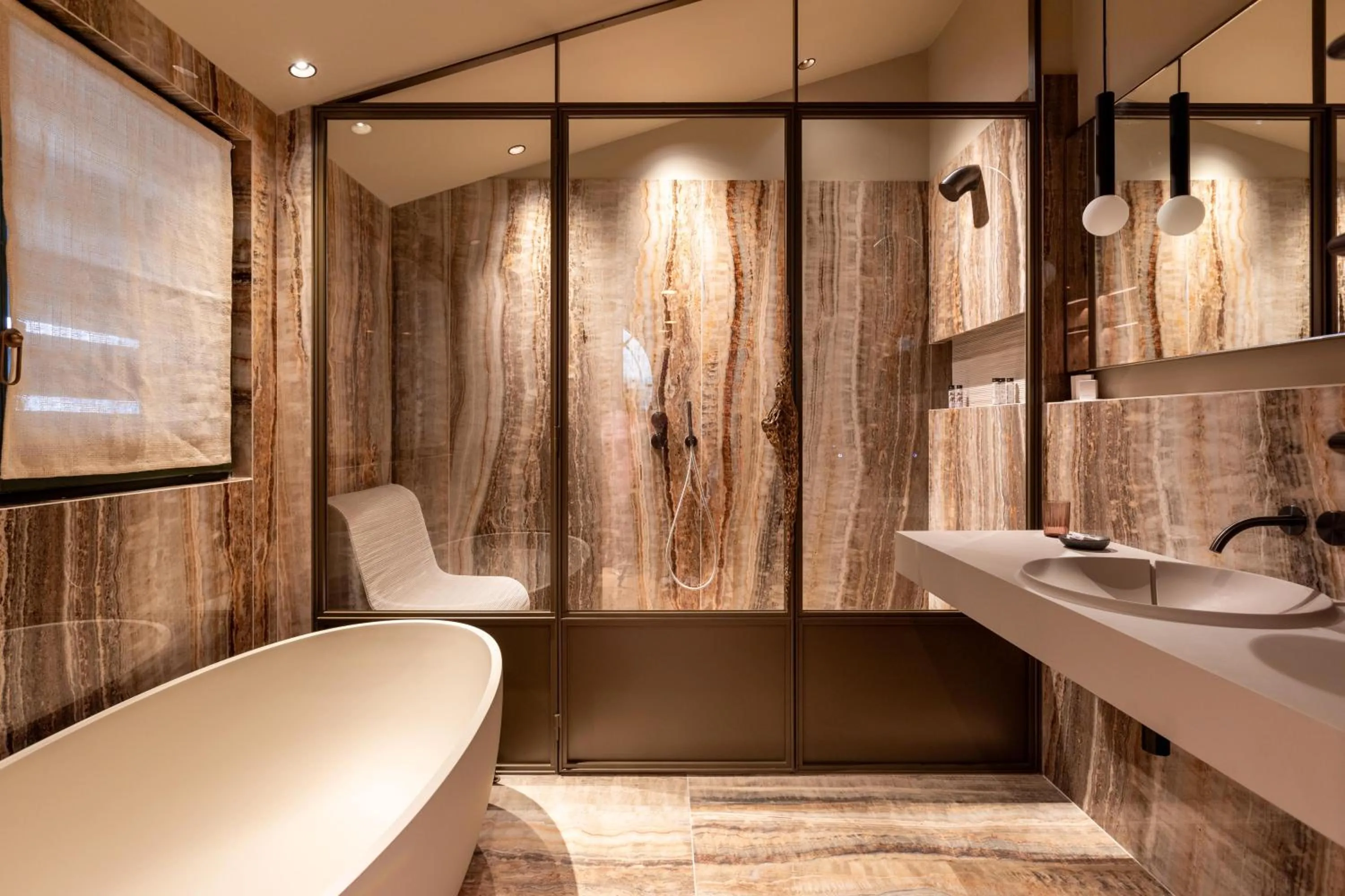 Shower in Yndo Hôtel