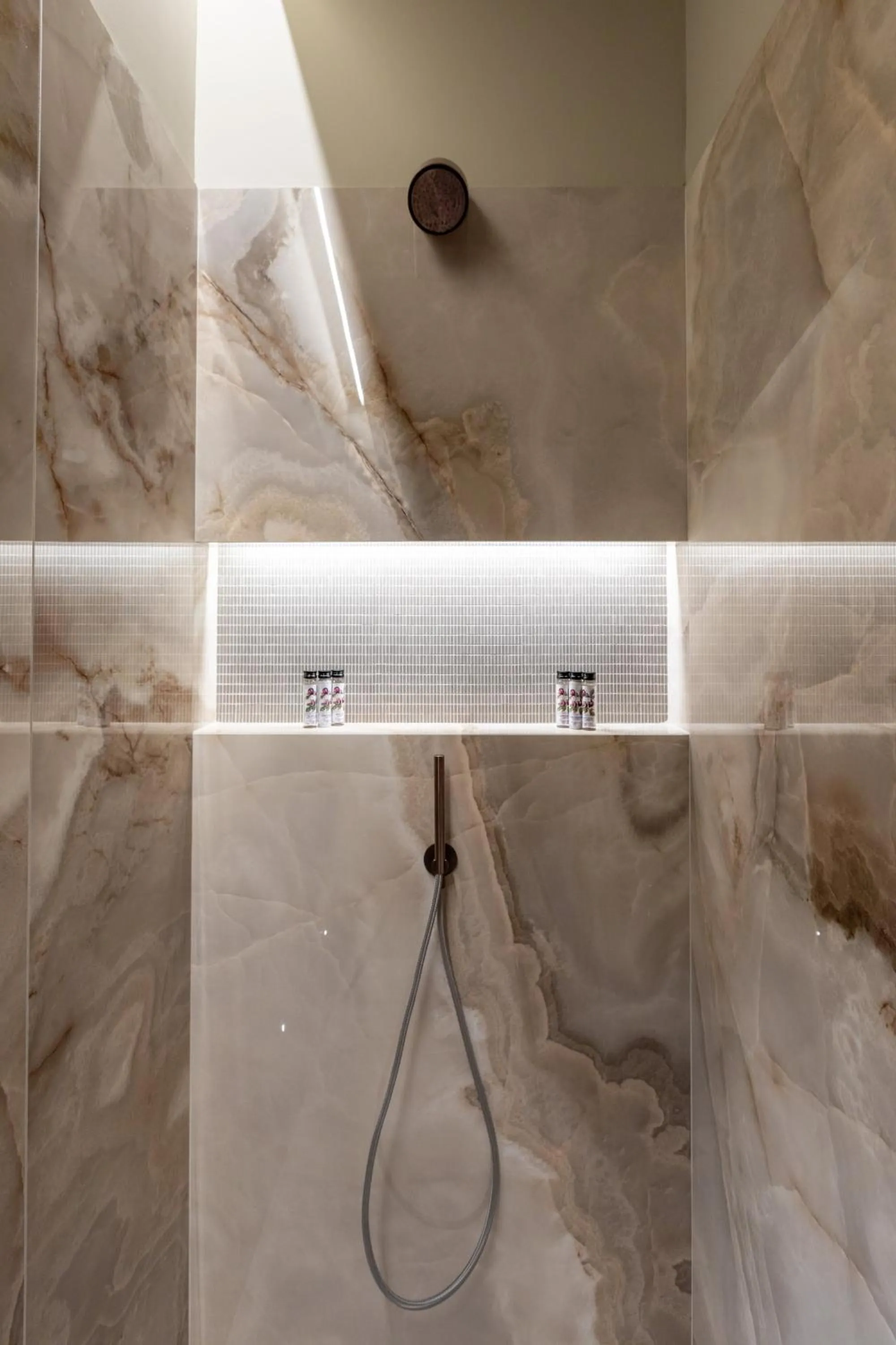 Shower in Yndo Hôtel