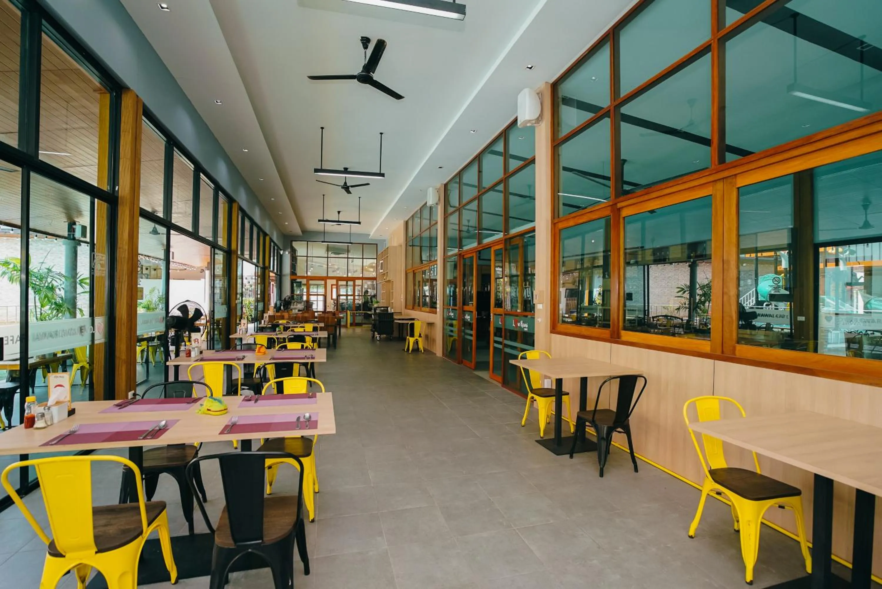 Restaurant/places to eat in Rawayana Central Park Villas