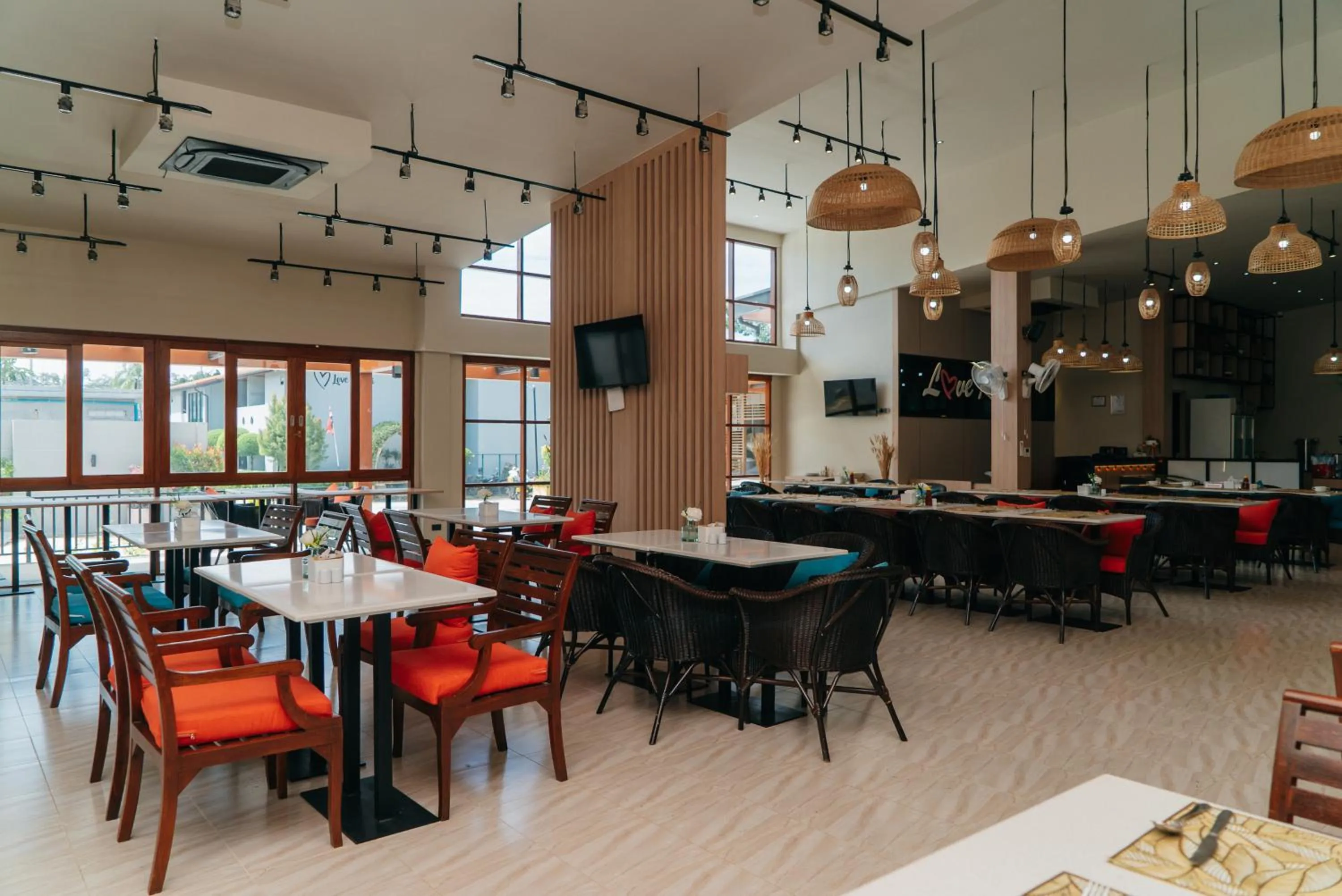 Restaurant/places to eat in Rawayana Central Park Villas