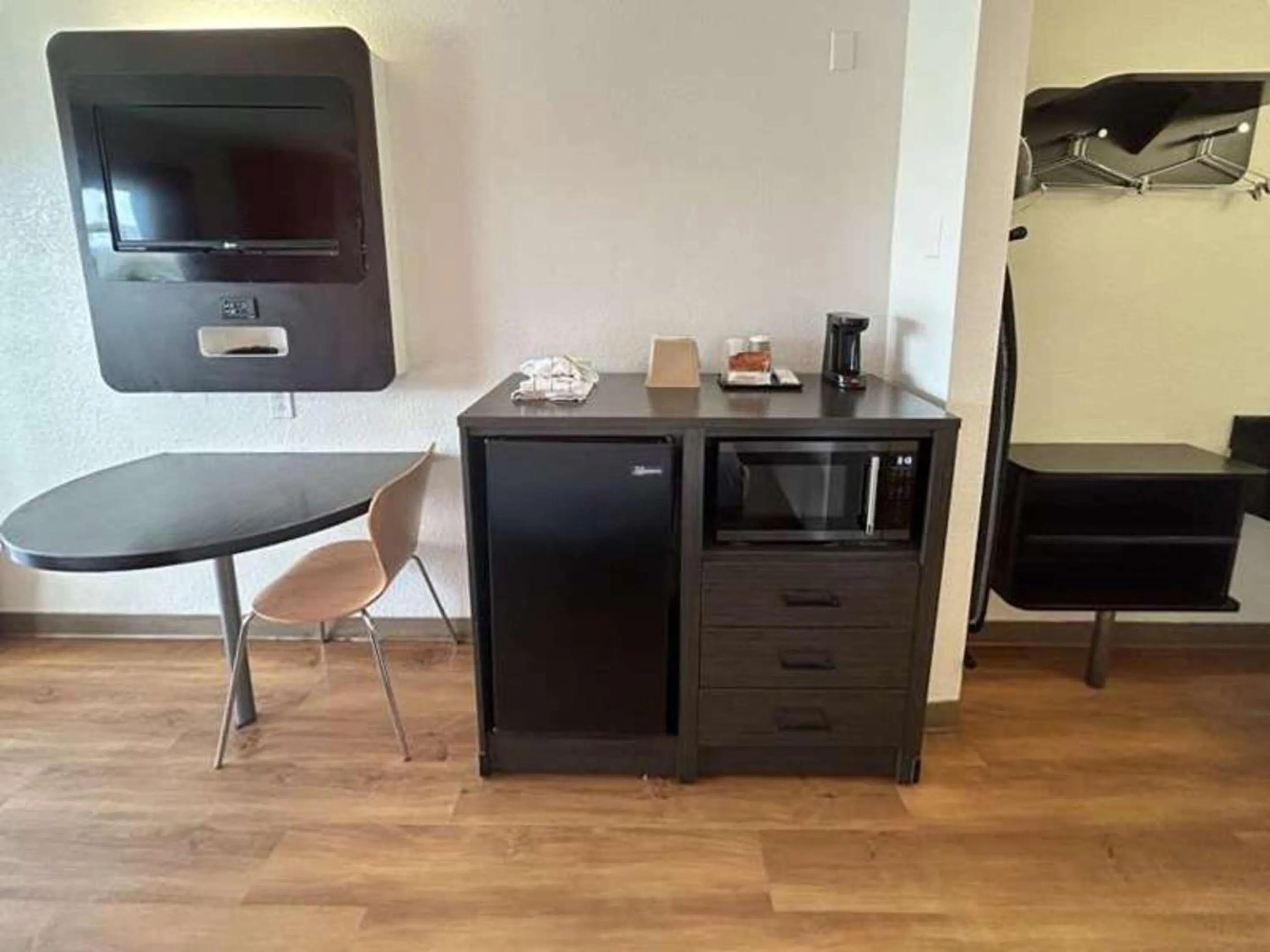 Kitchen or kitchenette in Studio 6 Suites - Riverside, CA South