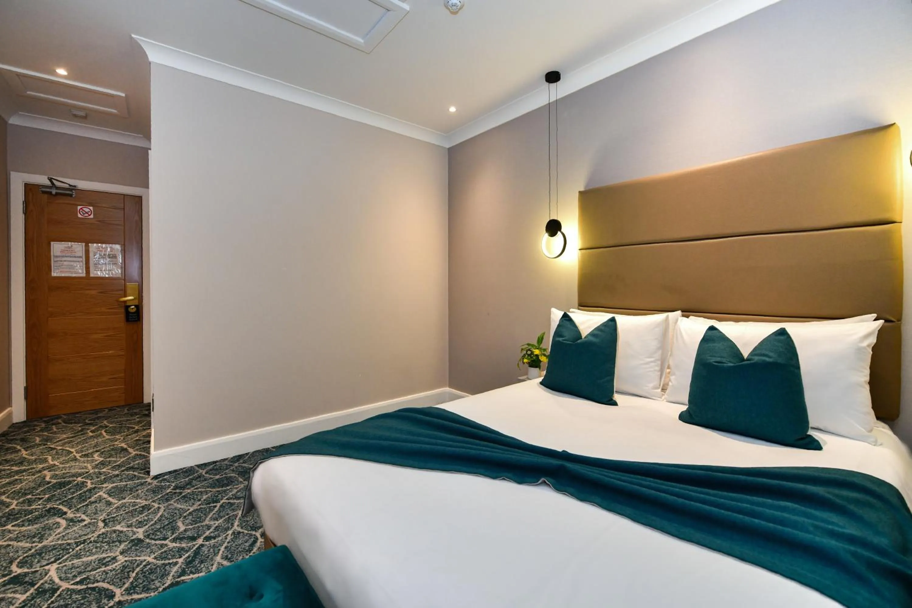 Bed in Queens Park Premier London Hyde Park