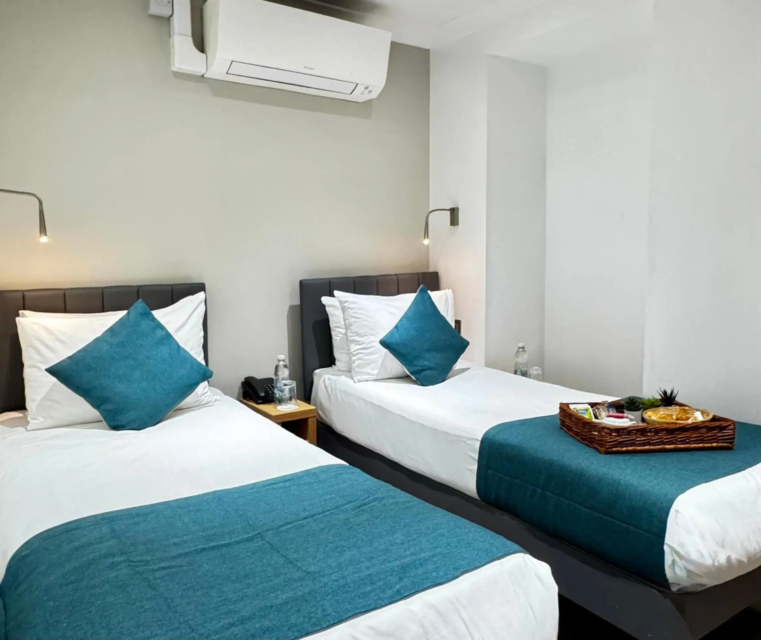 Double or Twin Room in Queens Park Premier London Hyde Park Double or Twin Room in Queens Park Premier London Hyde Park