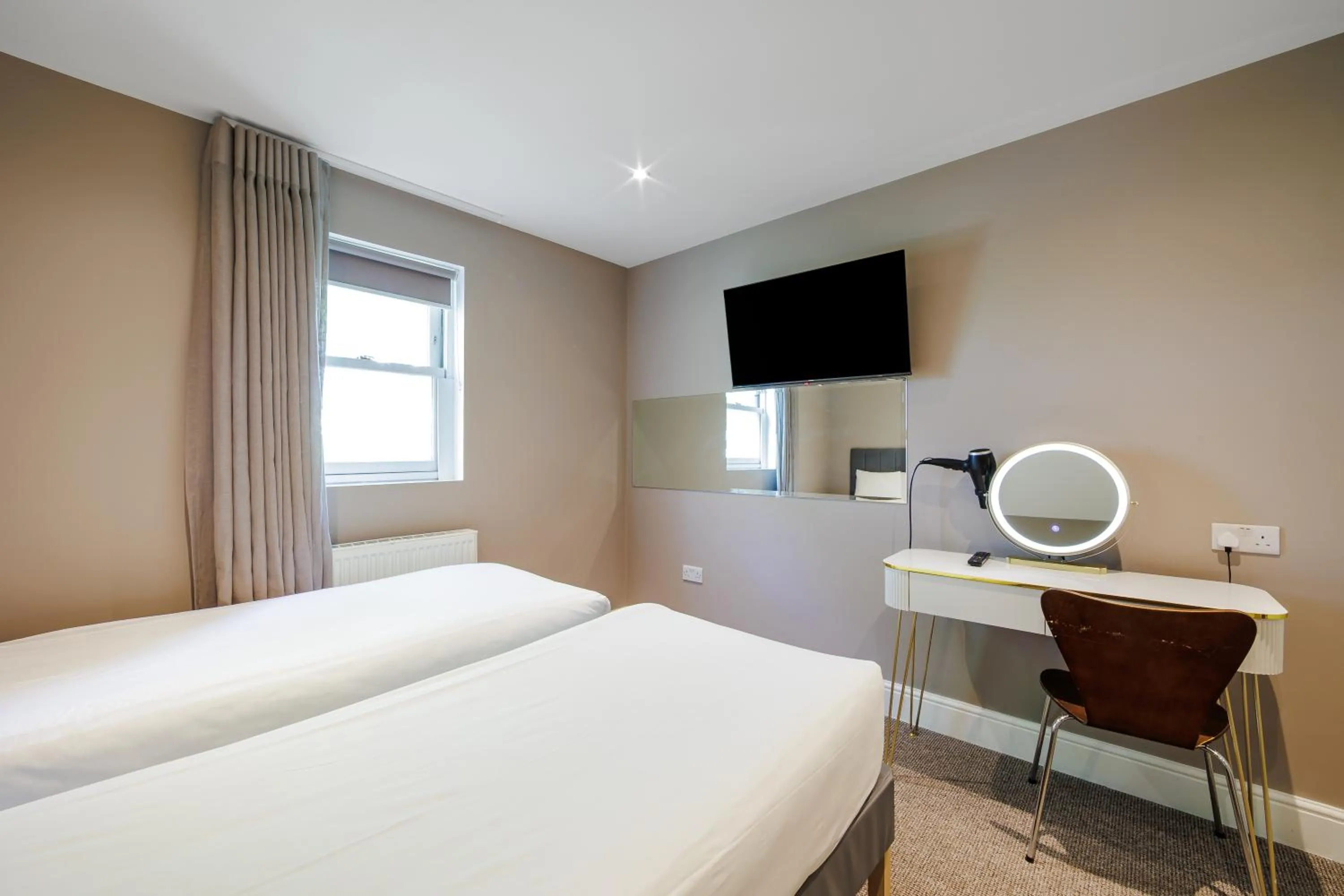 Bed in Queens Park Premier London Hyde Park