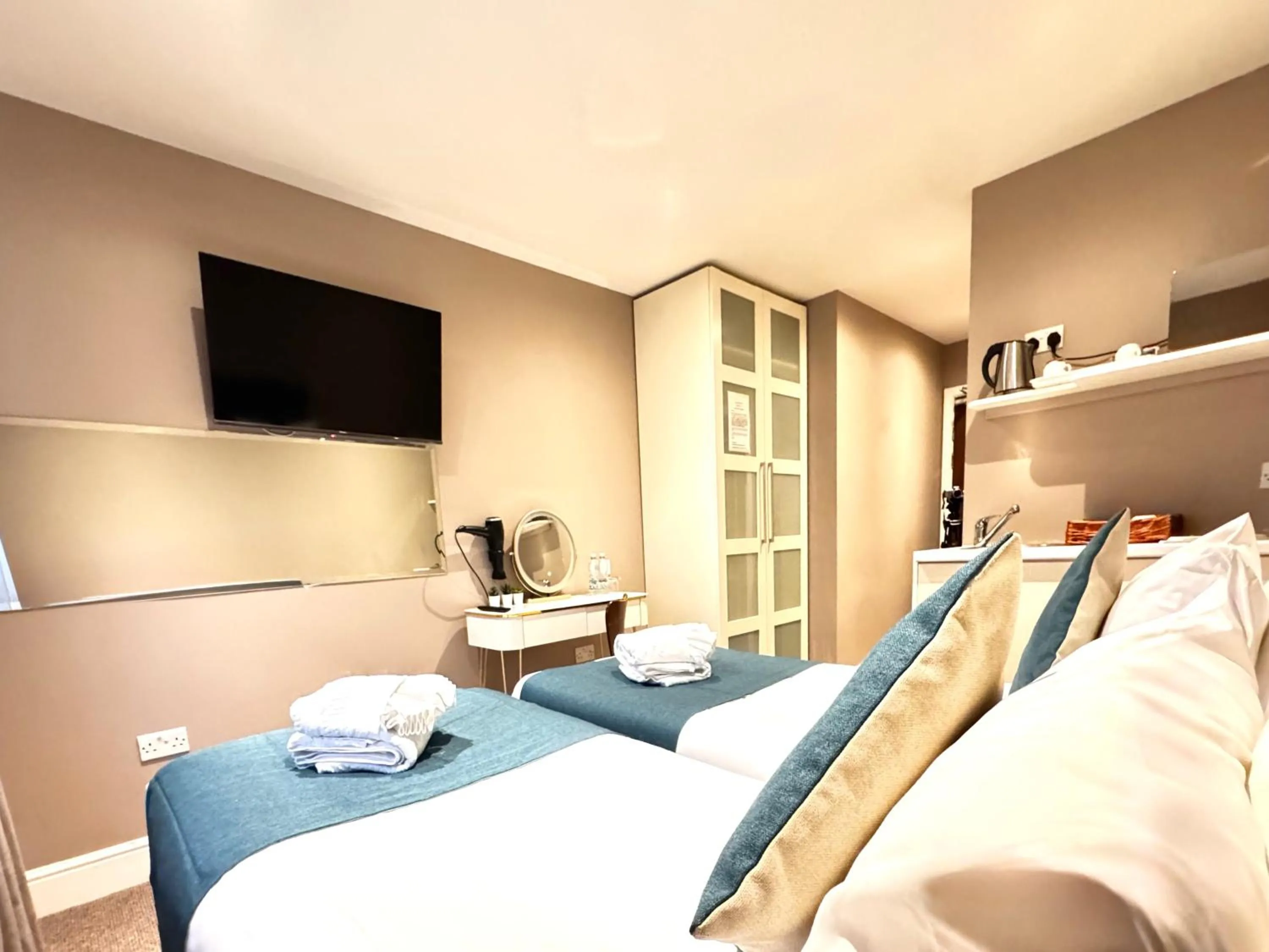 Bed in Queens Park Premier London Hyde Park