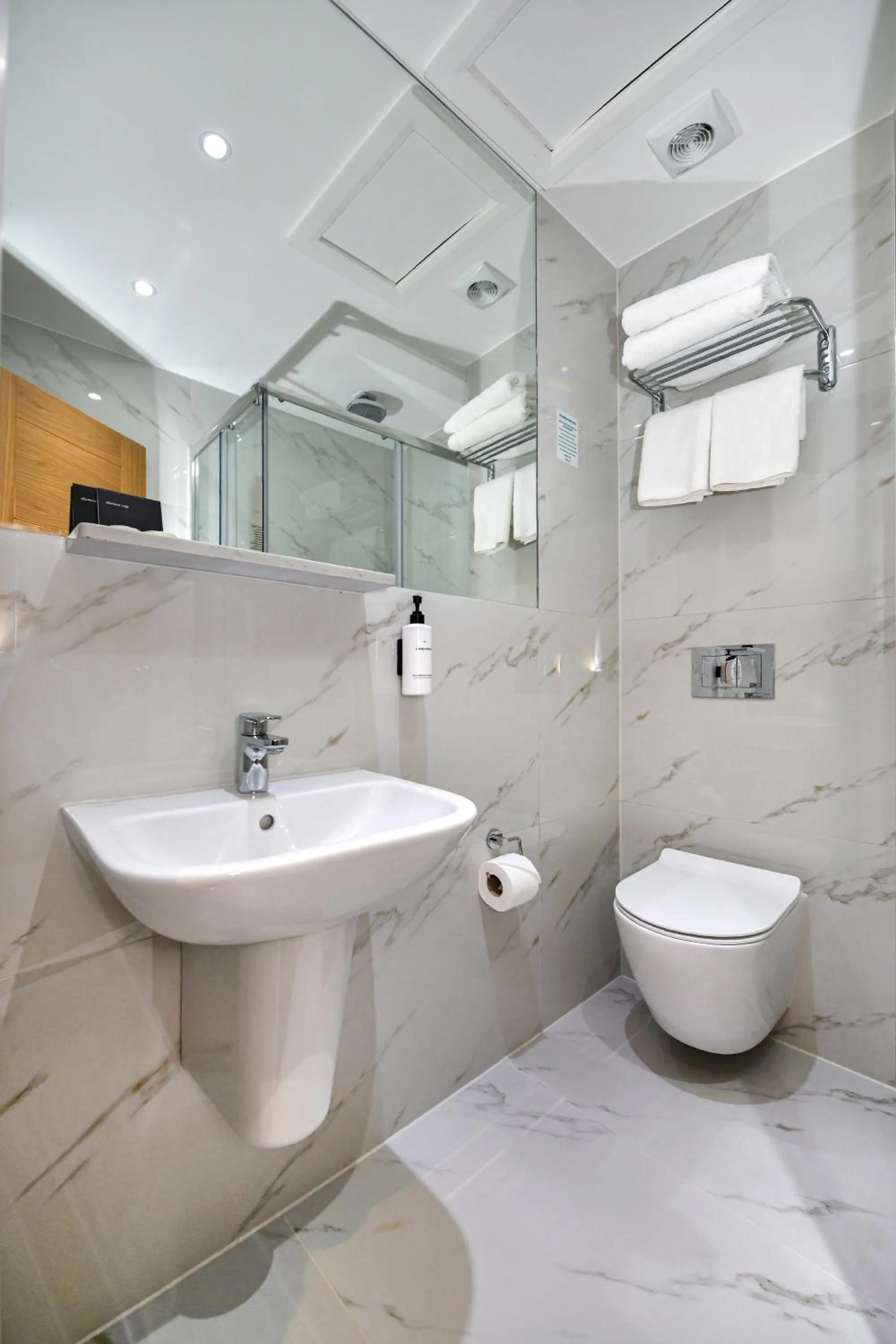 Toilet in Queens Park Premier London Hyde Park