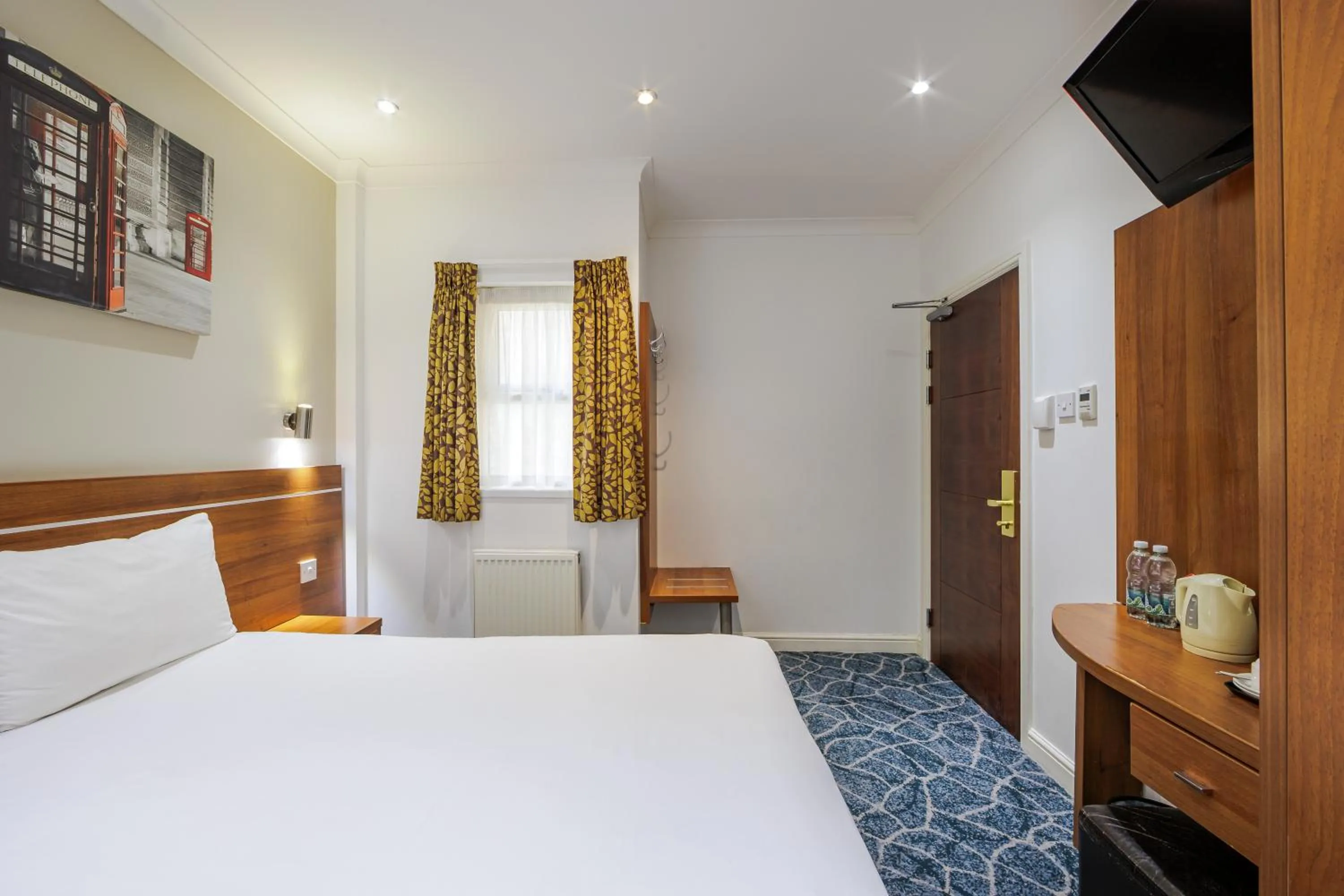 Bed in Queens Park Premier London Hyde Park