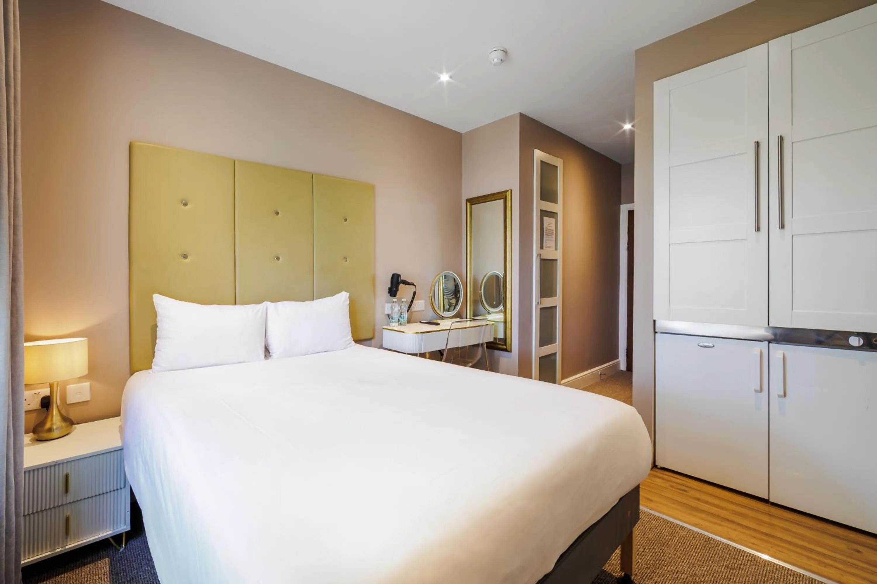 Bed in Queens Park Premier London Hyde Park