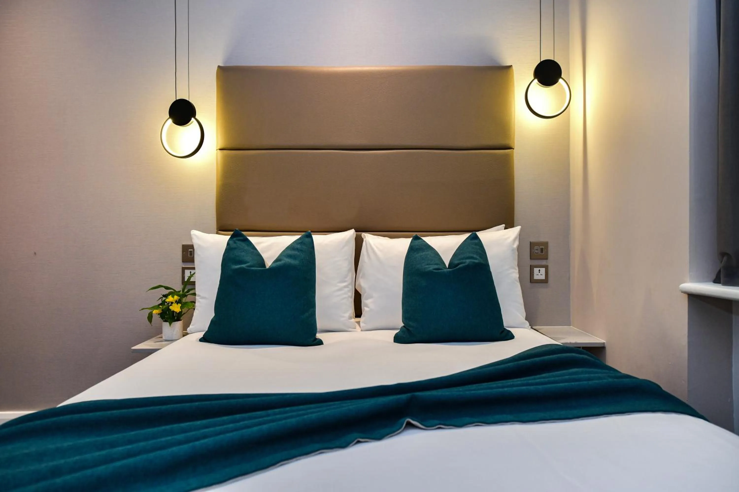 Bedroom, Bed in Queens Park Premier London Hyde Park