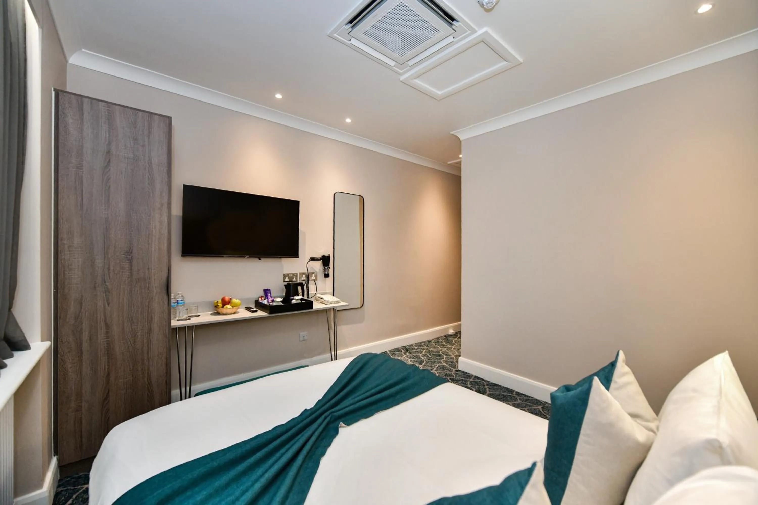 Bedroom, Bed in Queens Park Premier London Hyde Park