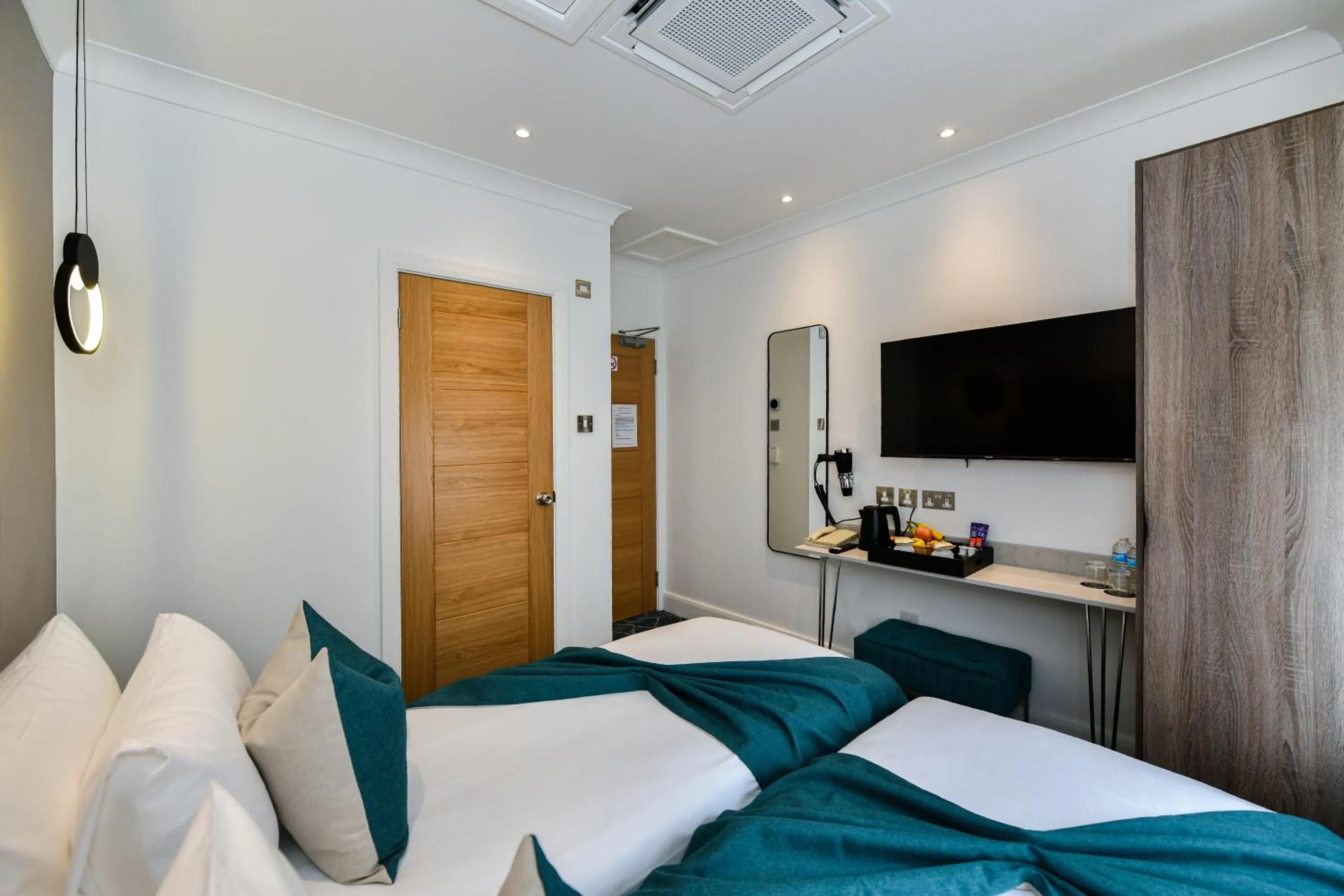 Bedroom, Bed in Queens Park Premier London Hyde Park