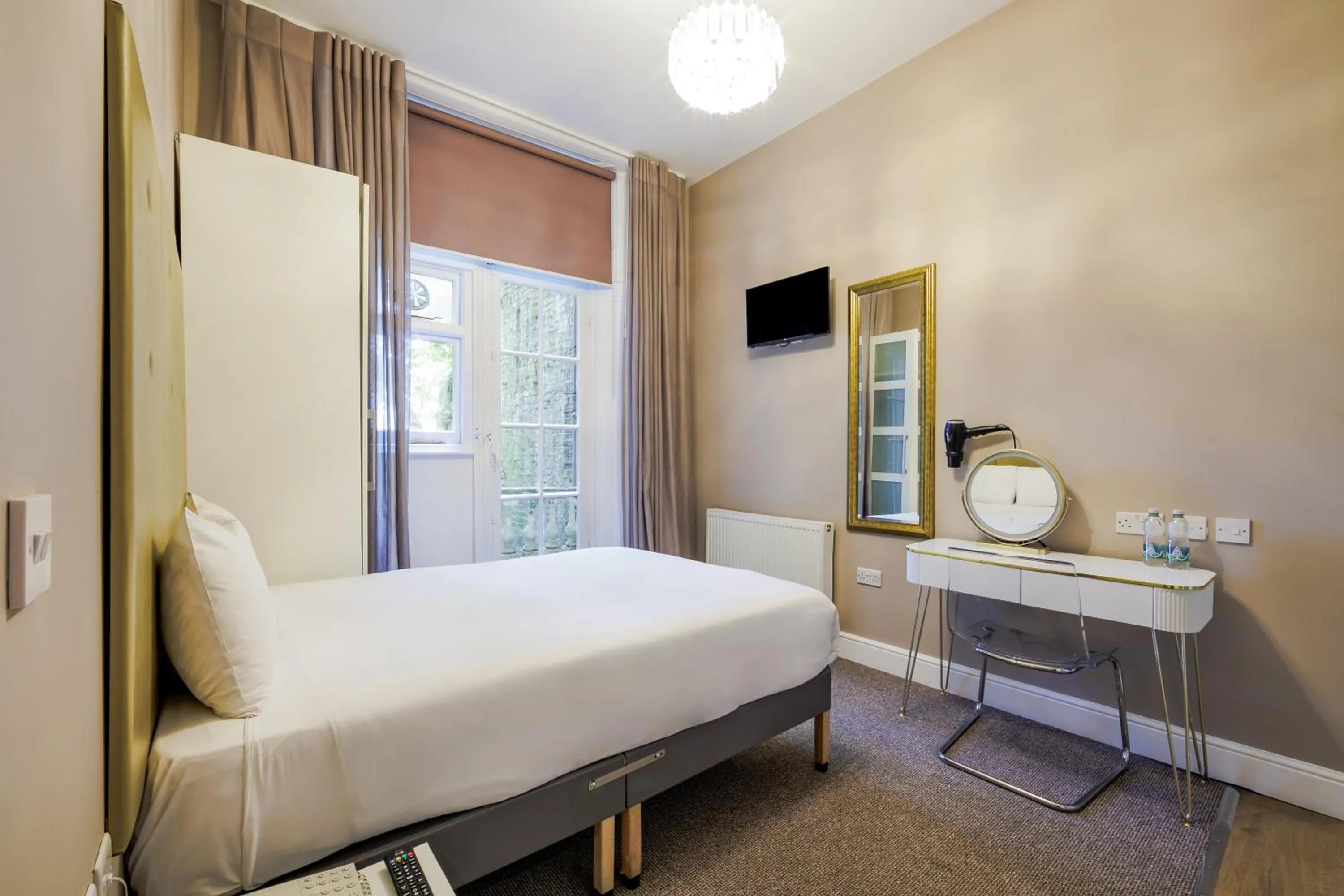 Bed in Queens Park Premier London Hyde Park