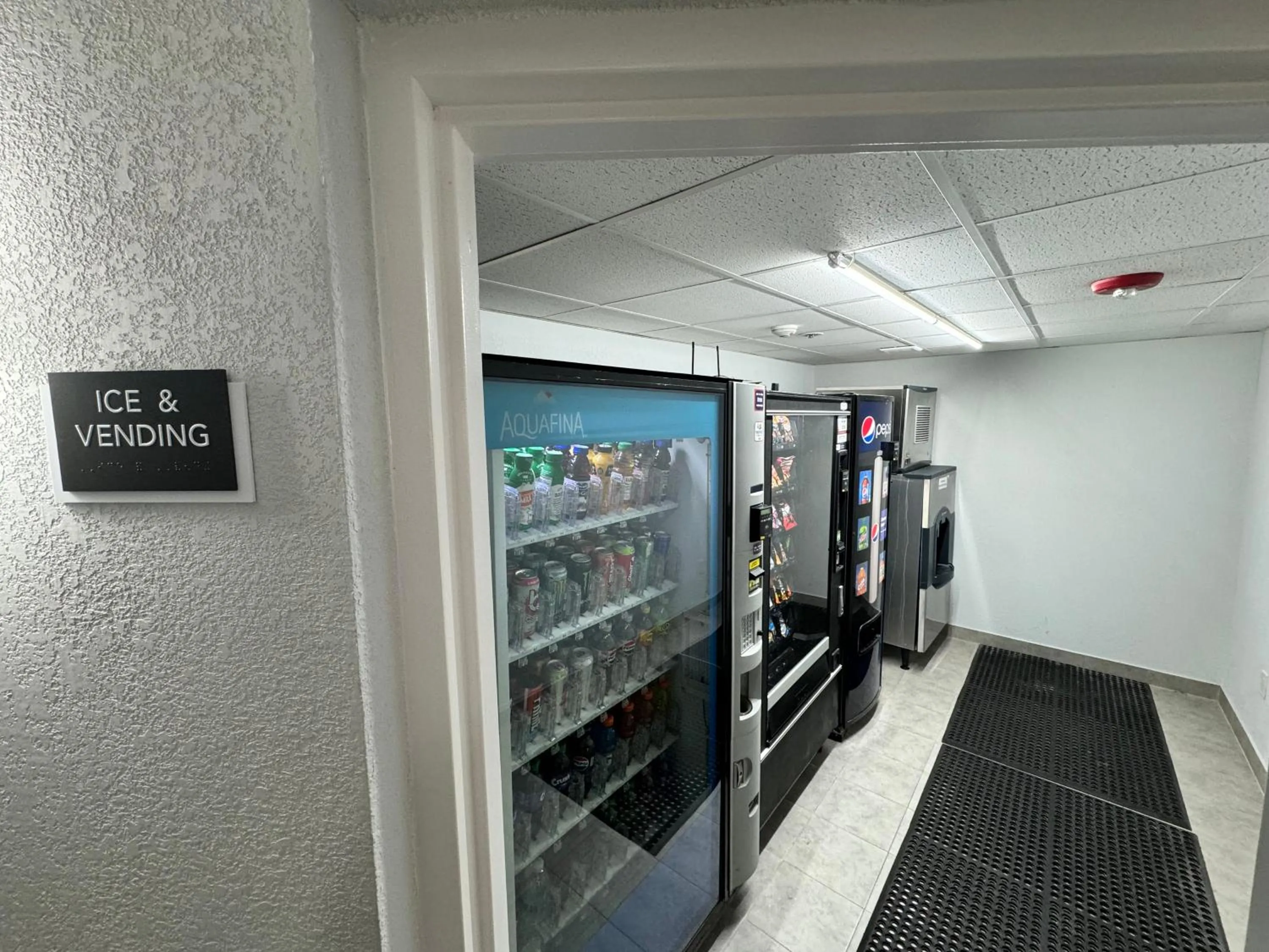vending machine in Studio 6 Suites East Syracuse Airport